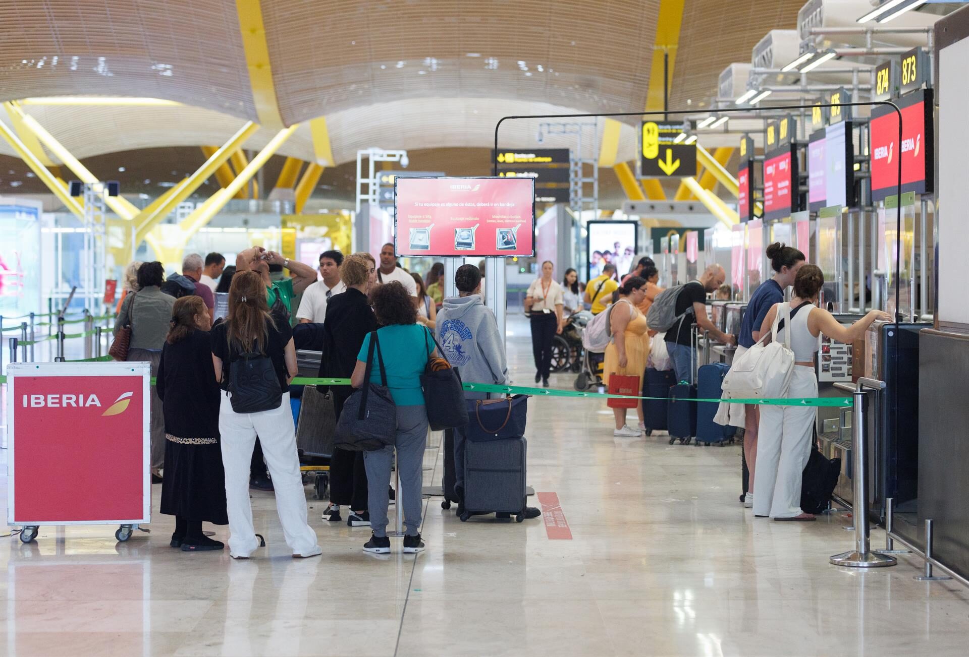 Los aeropuertos canarios operarán 14.401 vuelos en Semana Santa, un 3,4% menos que en 2024, que cayó en marzo