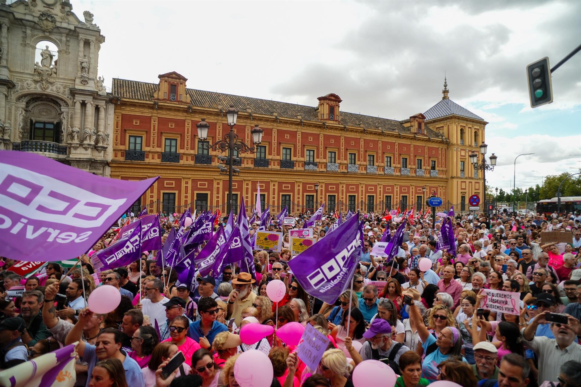 Miles de personas abarrotan la sede del Gobierno andaluz para exigir «respuestas» por fallos en cáncer de mama