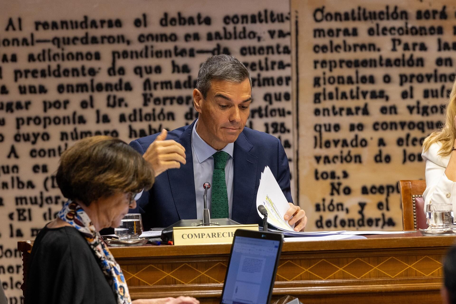 Sánchez se queja de que los senadores del PP le hacen fotos durante el interrogatorio y Miranda le llama «ofendidito»