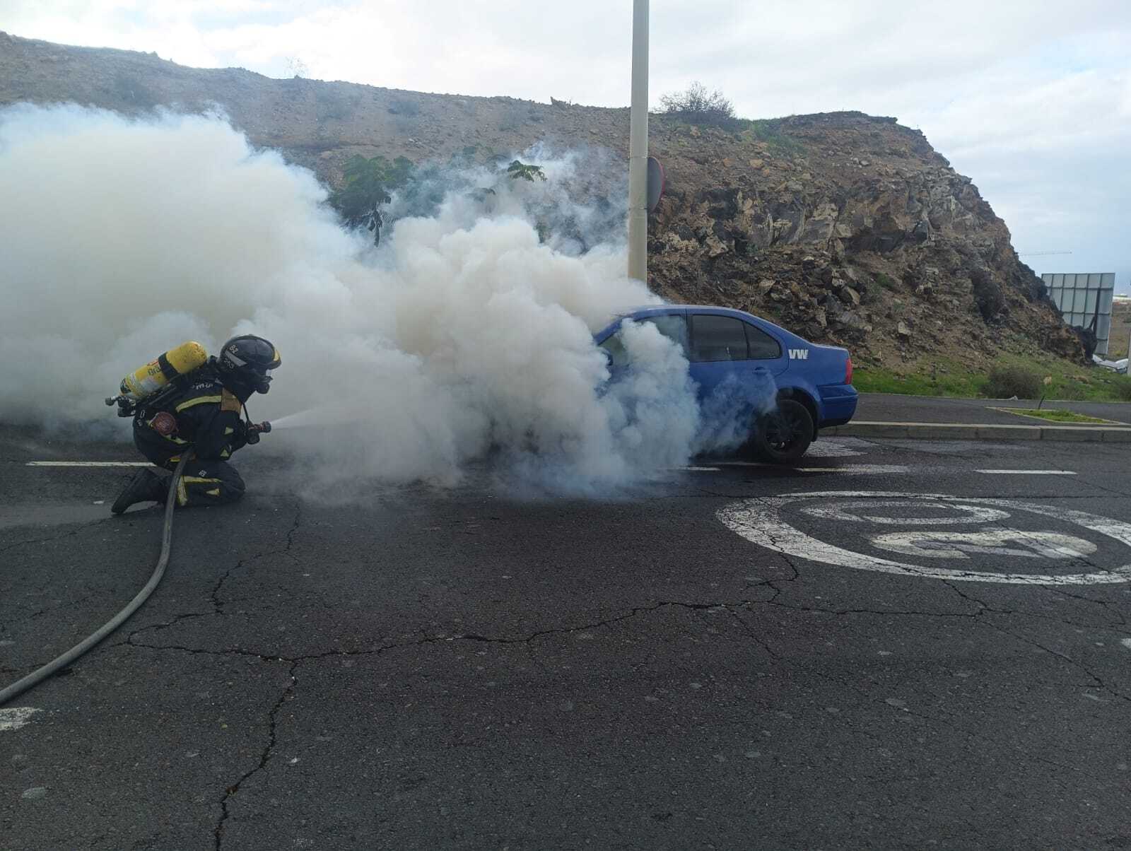 Bomberos de Tenerife apagan un fuego en un vehículo que circulaba por la TF-1