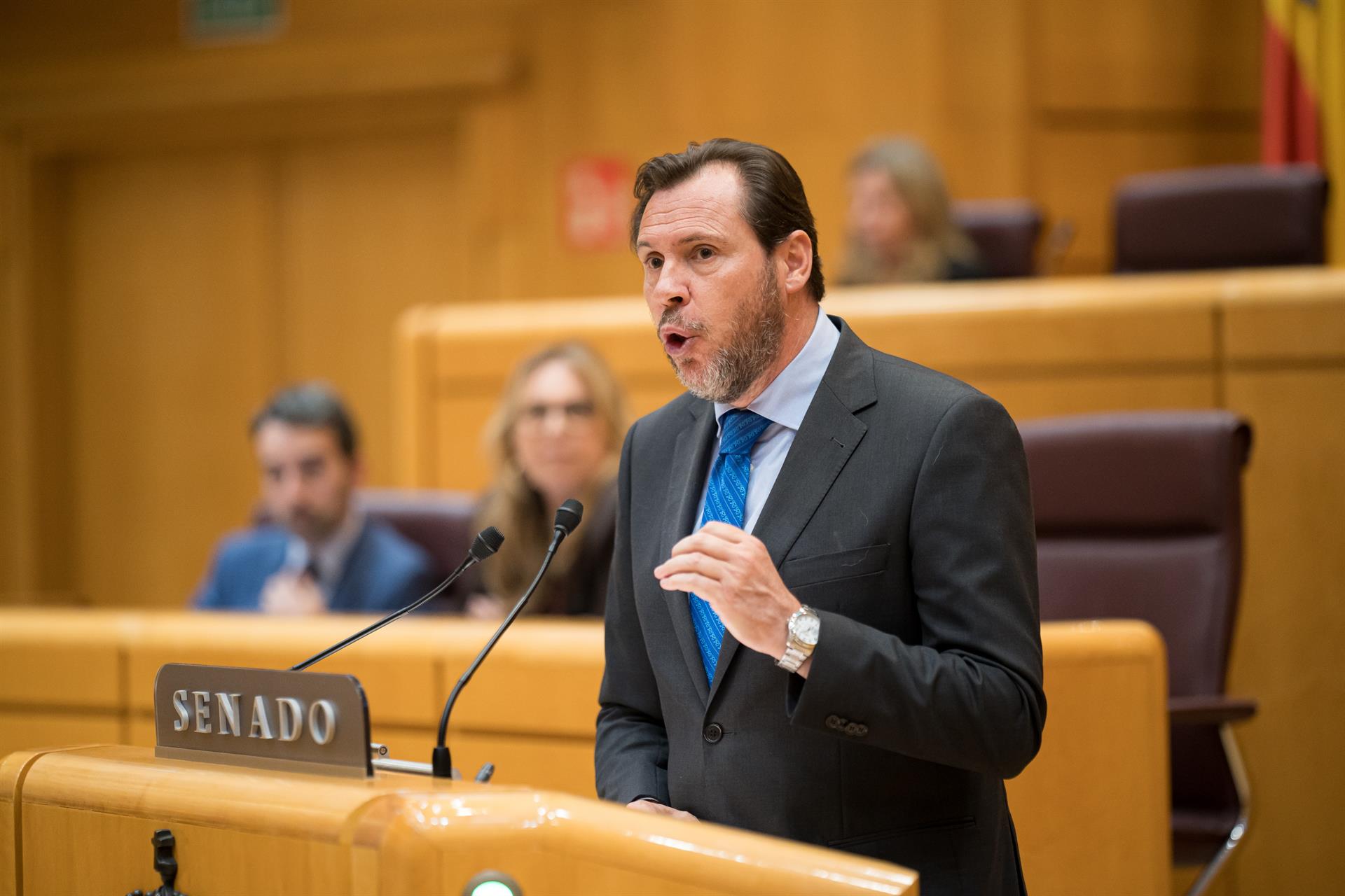 El PP recibe a Óscar Puente en el Senado con gritos de «dimisión»
