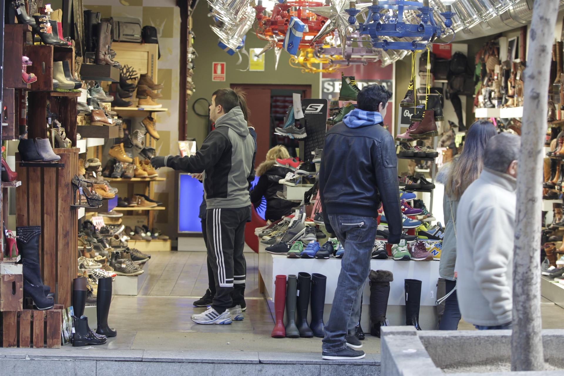 El 4,2% de los canarios no puede permitirse tener dos pares de zapatos y 18,3% no puede gastar poco para sí mismo