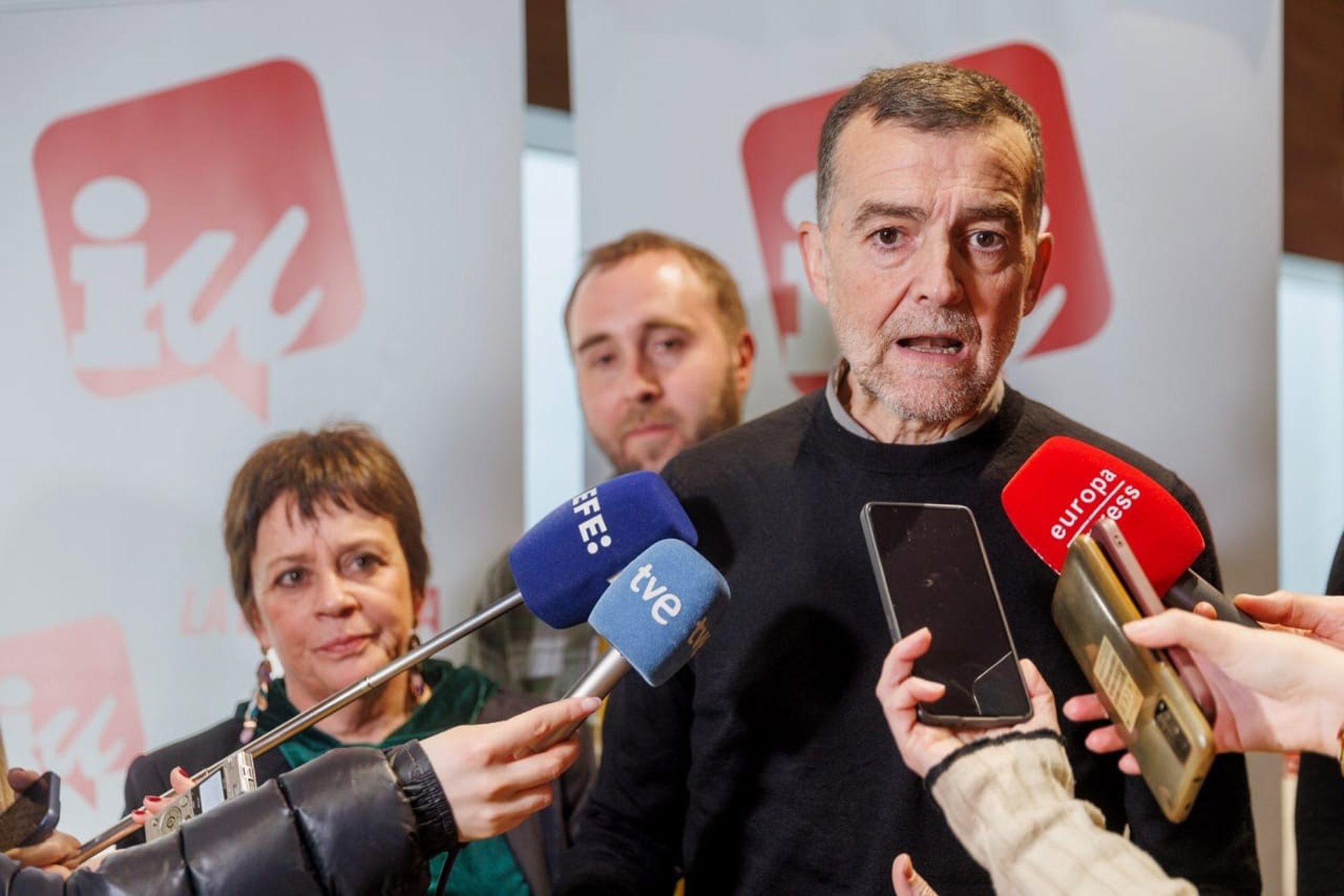 El líder de IU, sobre la gira de Rufián con dirigentes: «La gente está harta de las telenovelas de la izquierda»