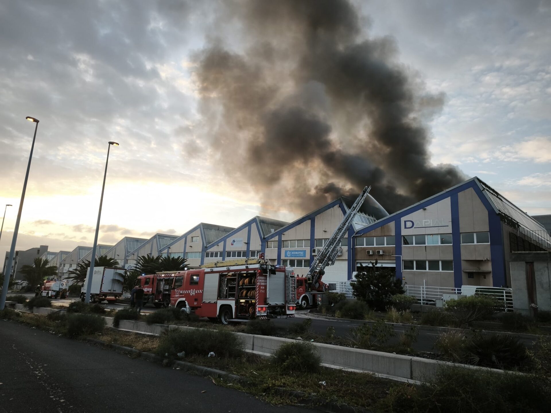 Bomberos de Tenerife intervienen en un incendio en una nave industrial en Güímar