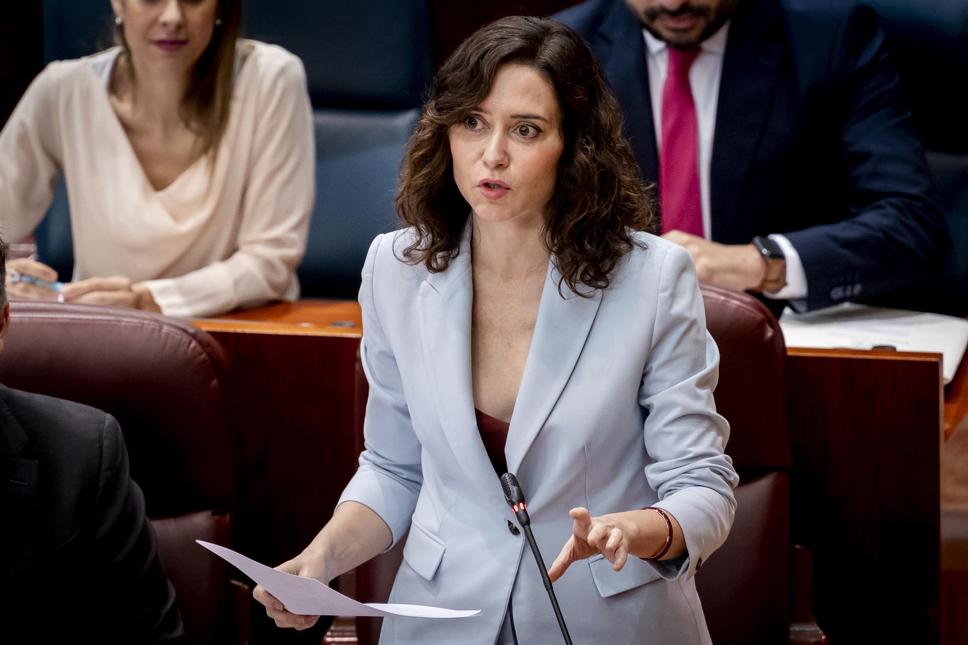 Ayuso reprocha a Vox sus «propuestas de barra de discoteca» y estar cerca del «totalitarismo de la izquierda»