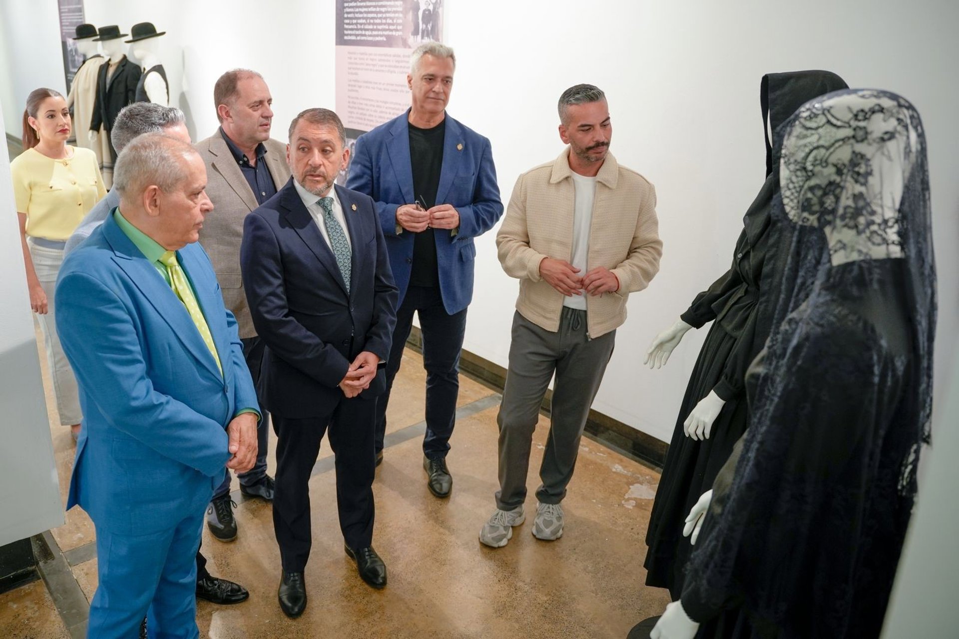 La exposición ‘Alivio de Luto’ recala en Santa Cruz de Tenerife para abordar la historia de la indumentaria canaria