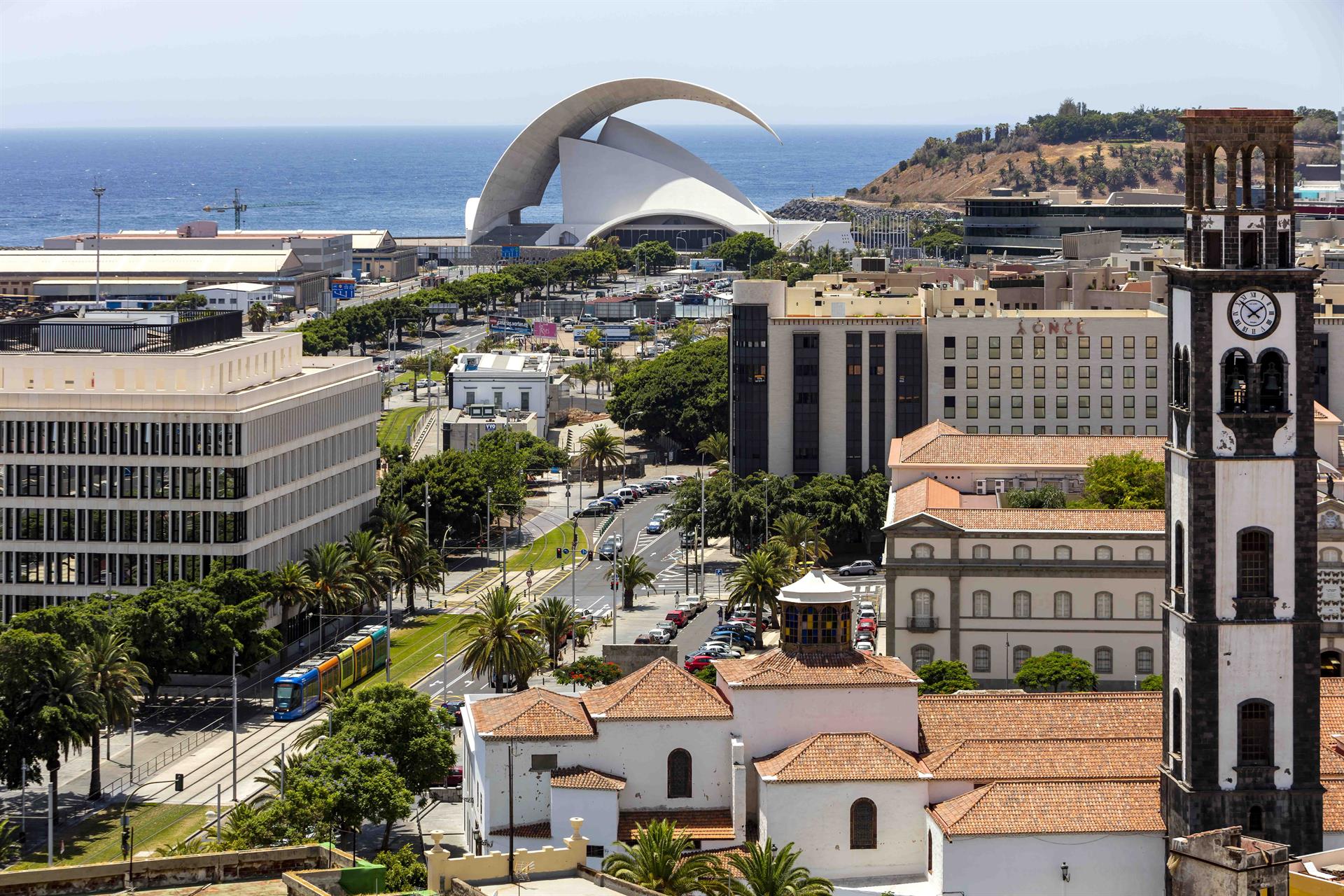 Los Sabandeños abren la espera musical que ameniza la llegada de León XIV al Puerto de Santa Cruz de Tenerife