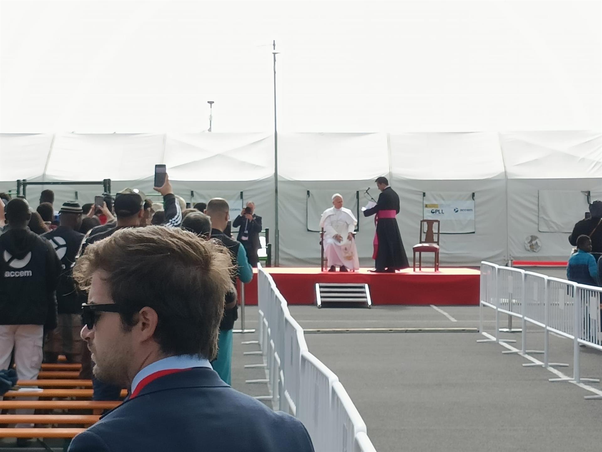 León XIV agradece al Gobierno español su «ayuda concreta» en Las Raíces: «Todos, de algún modo, somos migrantes»