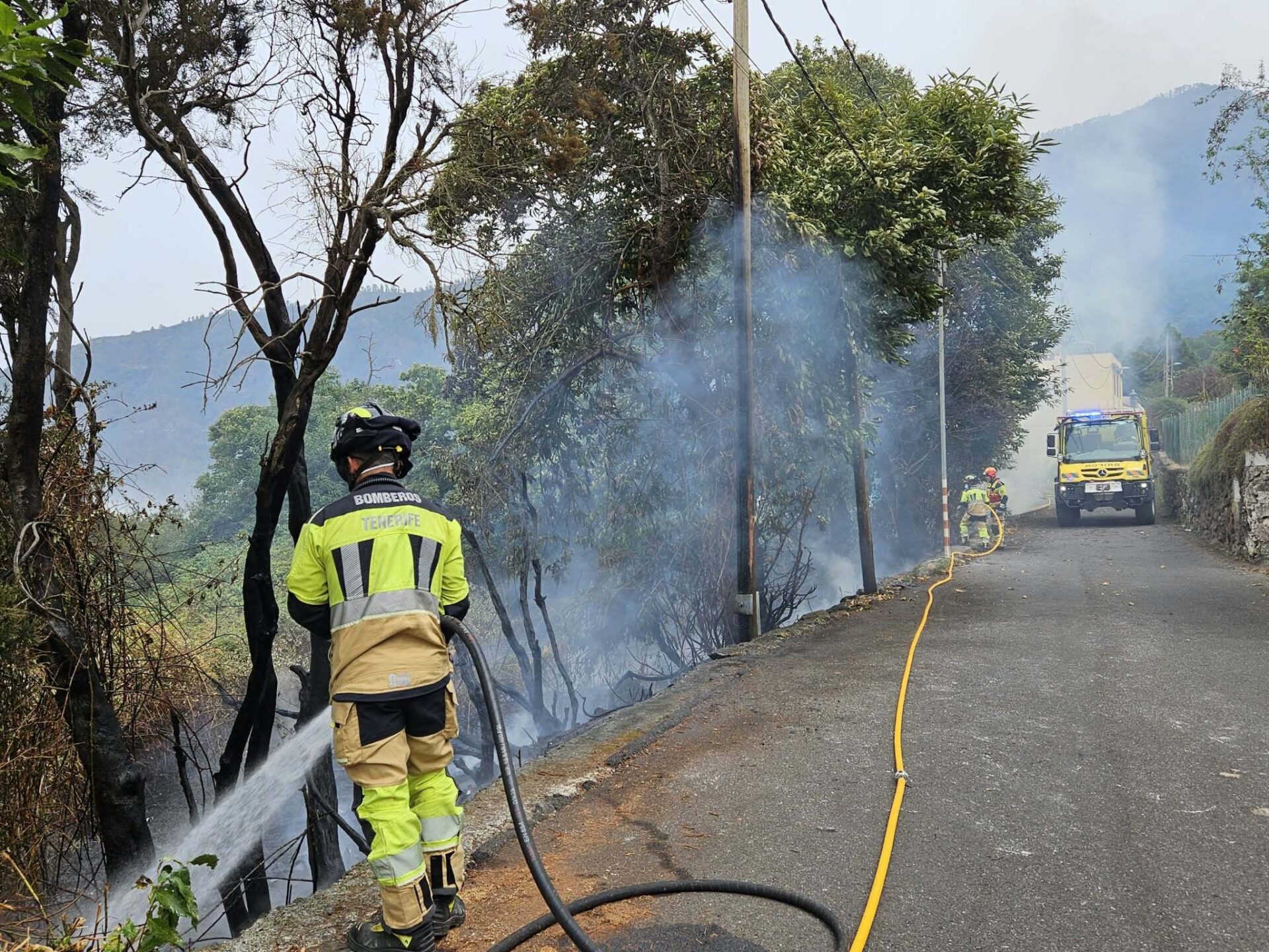 Bomberos de Tenerife extinguen un incendio en una vivienda en Santa Cruz