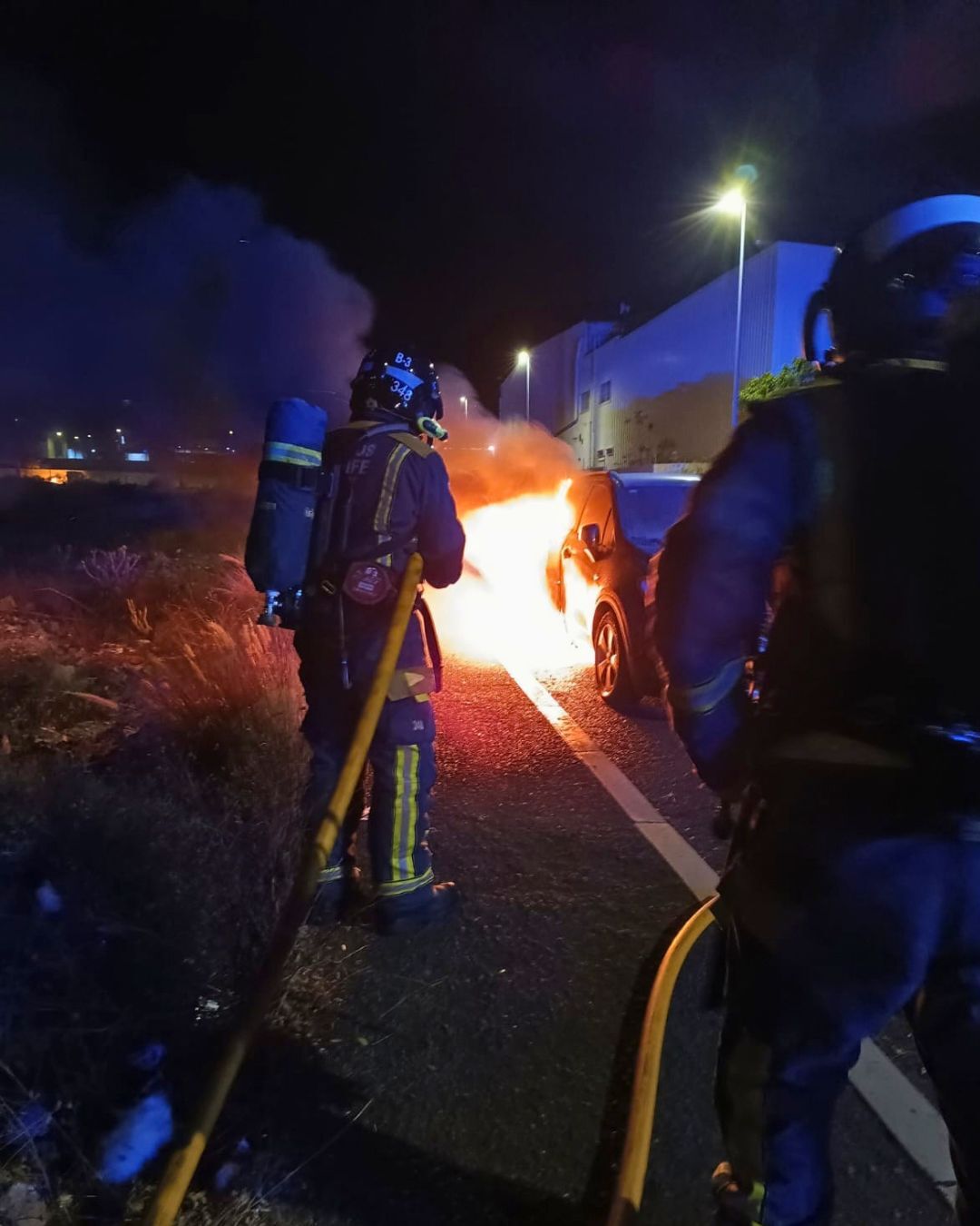 Bomberos de Tenerife intervienen en un accidente de tráfico en la TF-1 este domingo