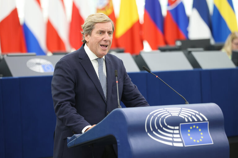 Gabriel Mato defiende en la UE que la descarbonización del transporte aéreo y marítimo no puede “encarecer aún más” la insularidad