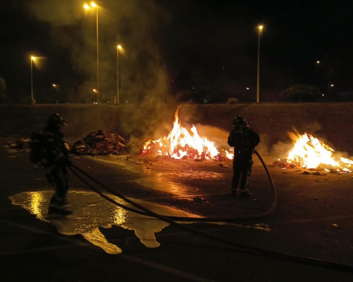 Bomberos de Tenerife extinguen el incendio de la carga de basura de un camión en Adeje