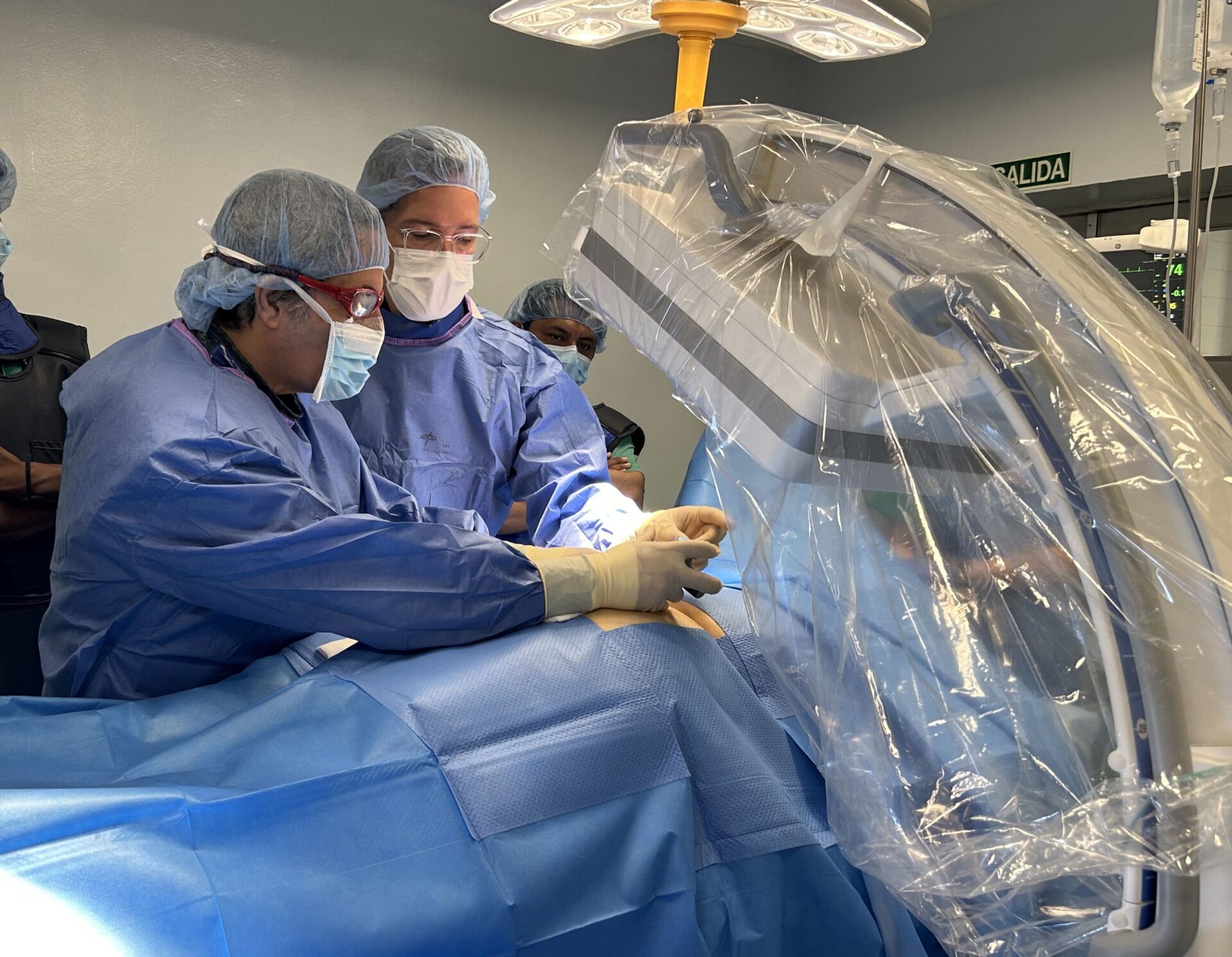 El Hospital La Candelaria realiza por primera vez en Canarias un procedimiento para tratar una de las causas del dolor lumbar sin cirugía