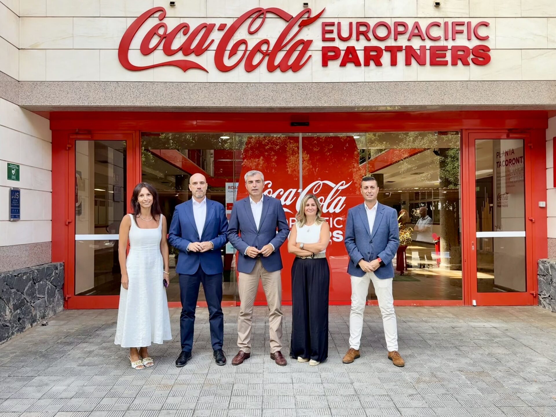 Coca-Cola celebra 70 años en Canarias con una visita institucional a su planta de Tacoronte