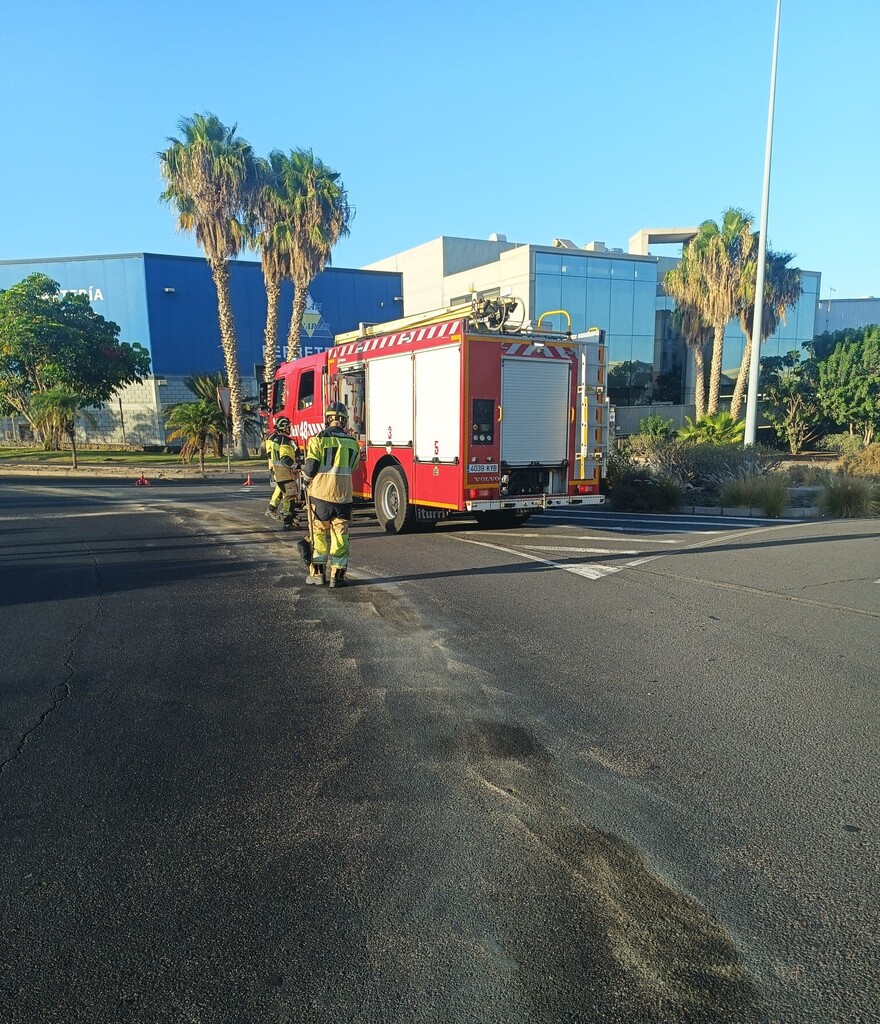 Bomberos de Tenerife extinguen un incendio en el garaje de un edificio en Añaza