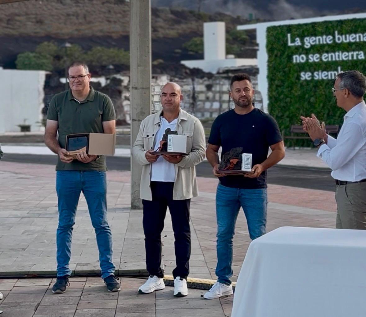 El Ayuntamiento reconoce a Óscar Díaz, Adolfo Pais y Abel Pérez por su trabajo en los nichos recuperados del cementerio de Las Manchas
