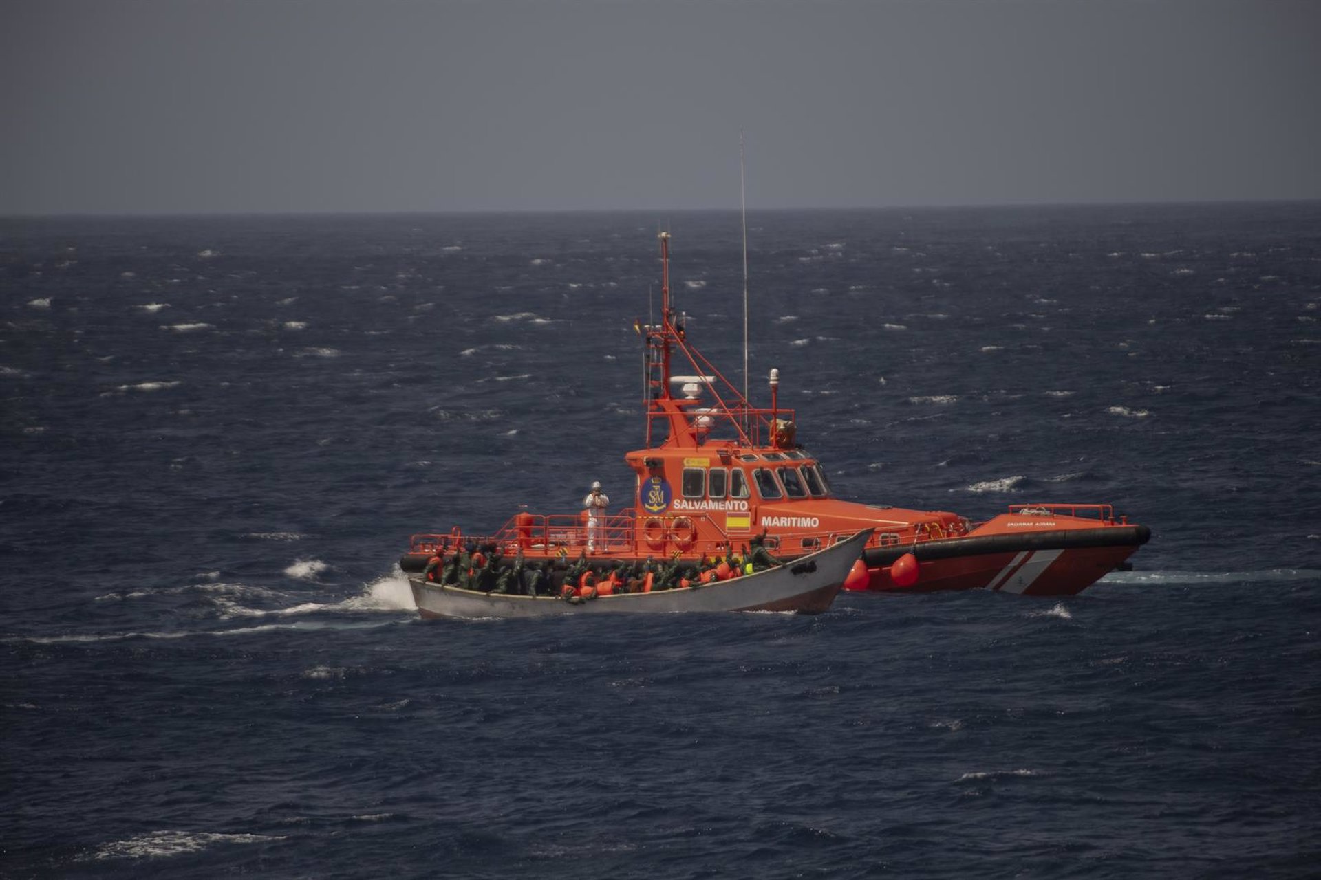 Salvamento Marítimo rescata un cayuco, con 60 migrantes, a unas 60 millas al sur de La Restinga (El Hierro)
