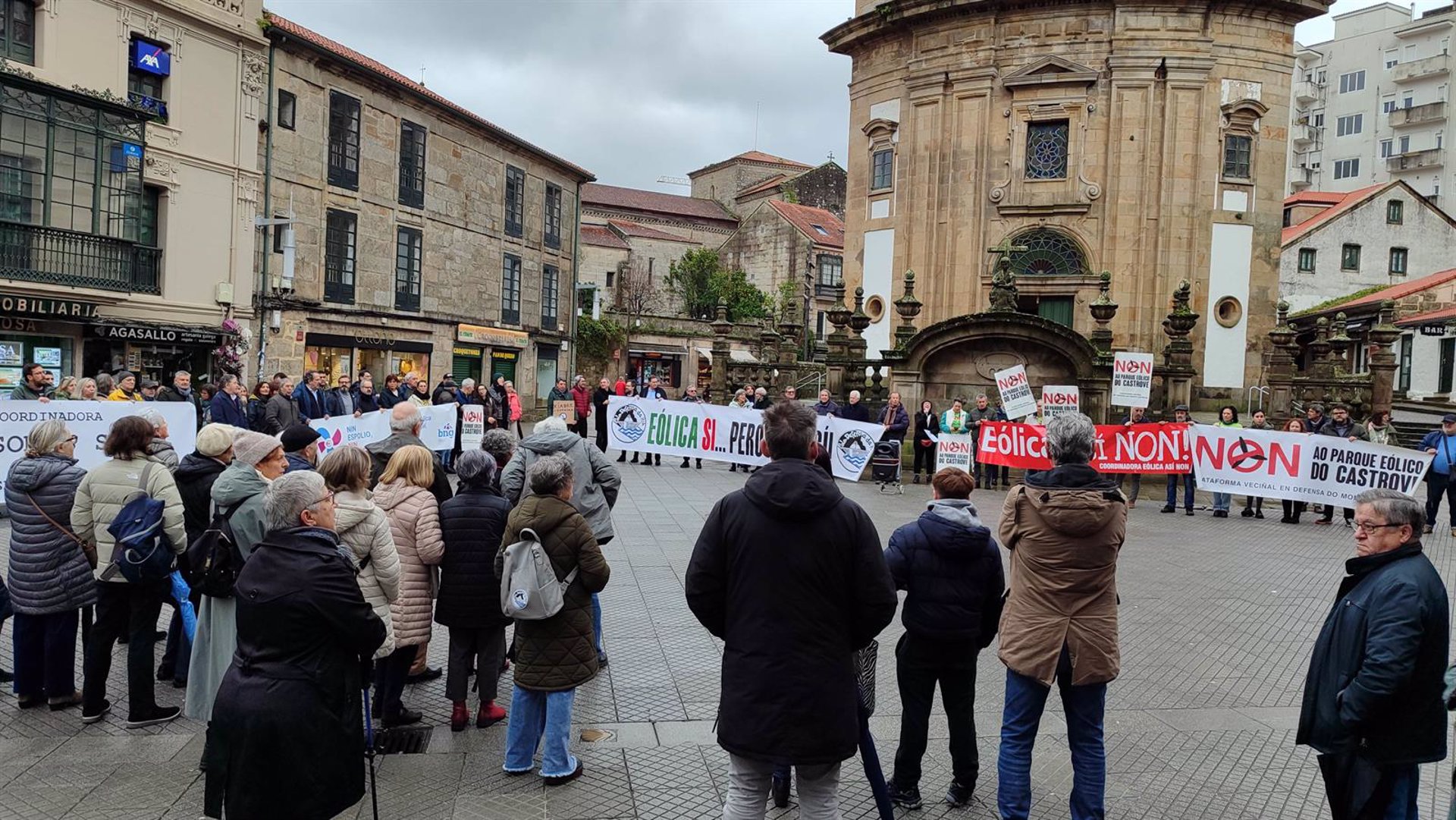 Más de un centenar de personas claman en Pontevedra contra el «expolio de la tierra» y piden un plan eólico «justo»