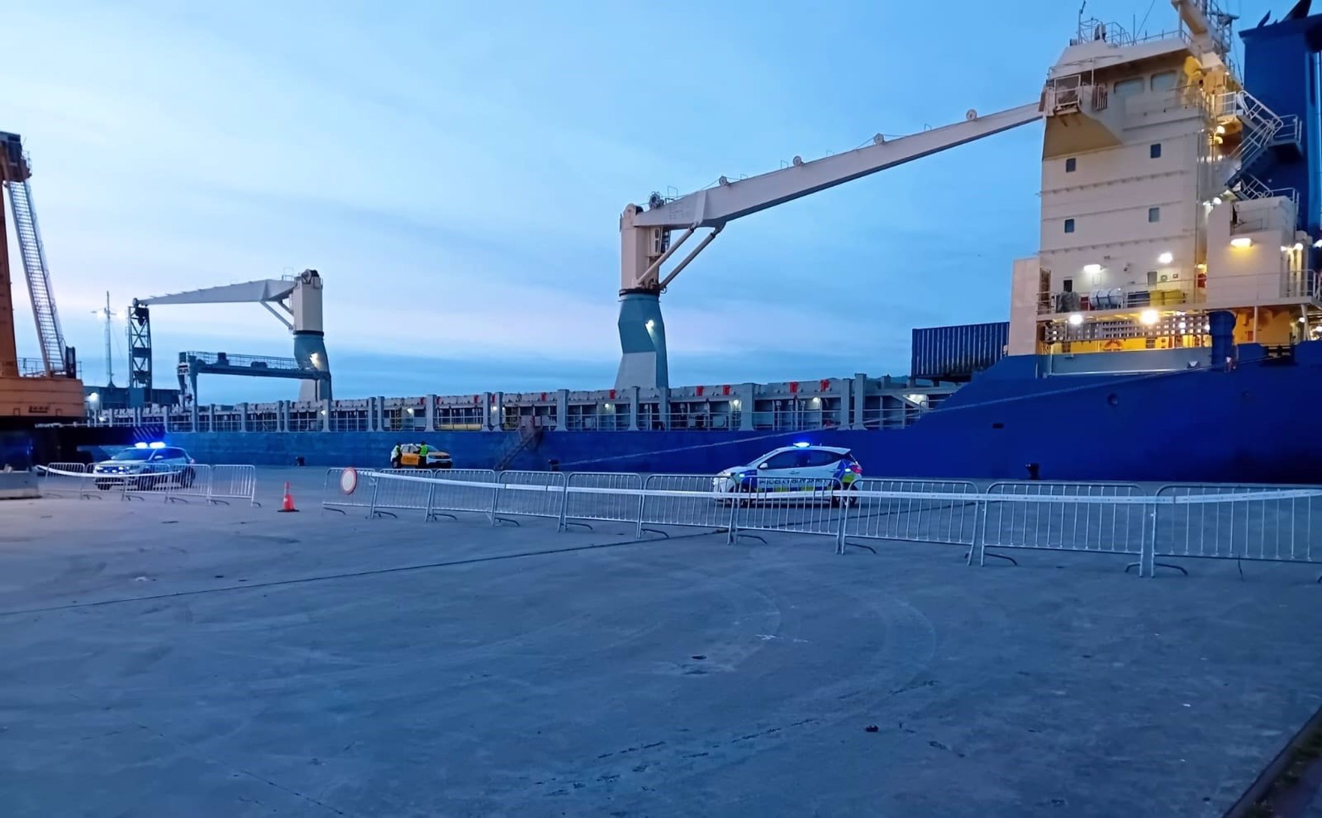 El buque que transporta munición abandona Vigo tras refugiarse durante 21 días en puerto por un «corrimiento de carga»