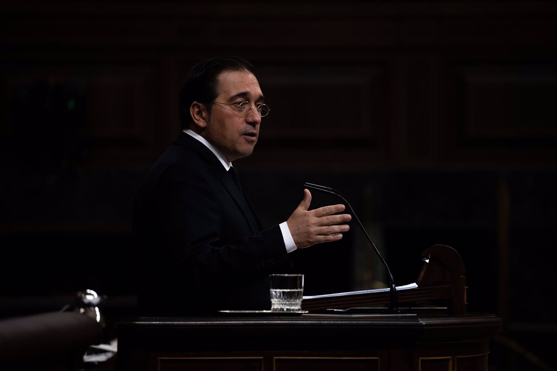 Albares pide al PP que si no apoya al Gobierno al menos «no estorbe» tras las críticas a su política exterior