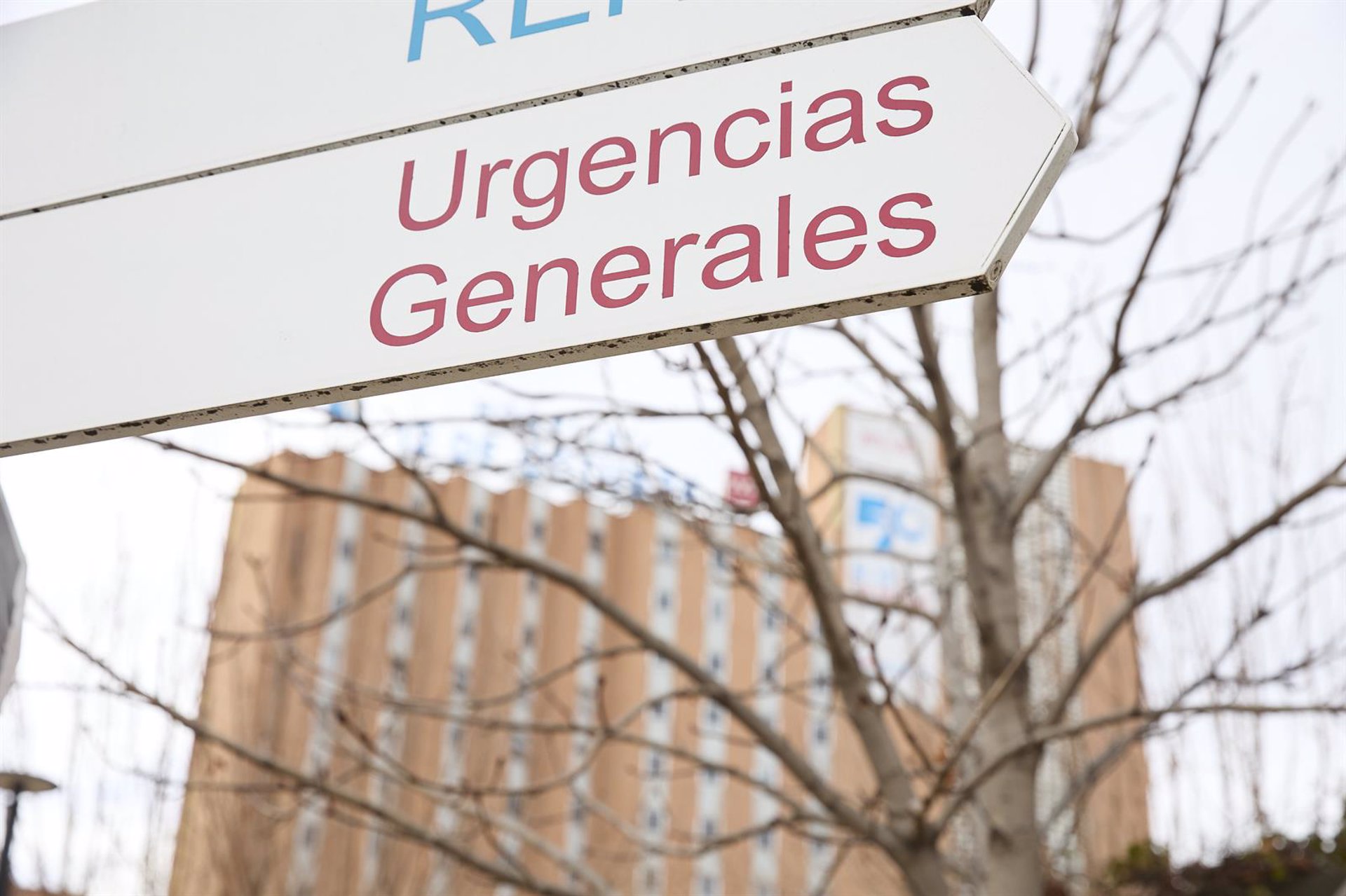 Muere un hombre y su mujer está grave al caer por el hueco del ascensor de su casa mientras discutían