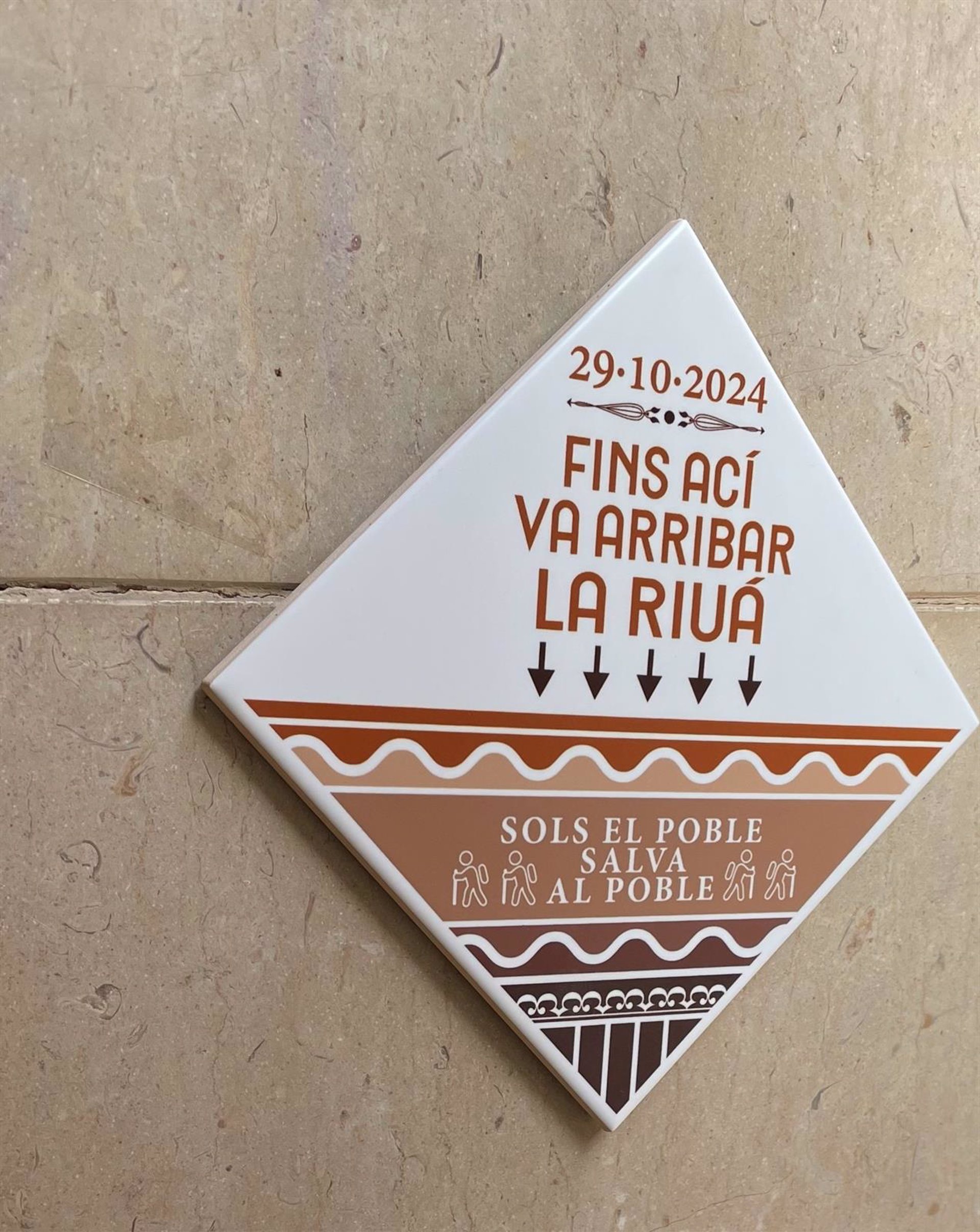 De 1957 a 2024: un ilustrador de Sedaví recuerda en azulejos hasta dónde llegó el agua de la dana de octubre