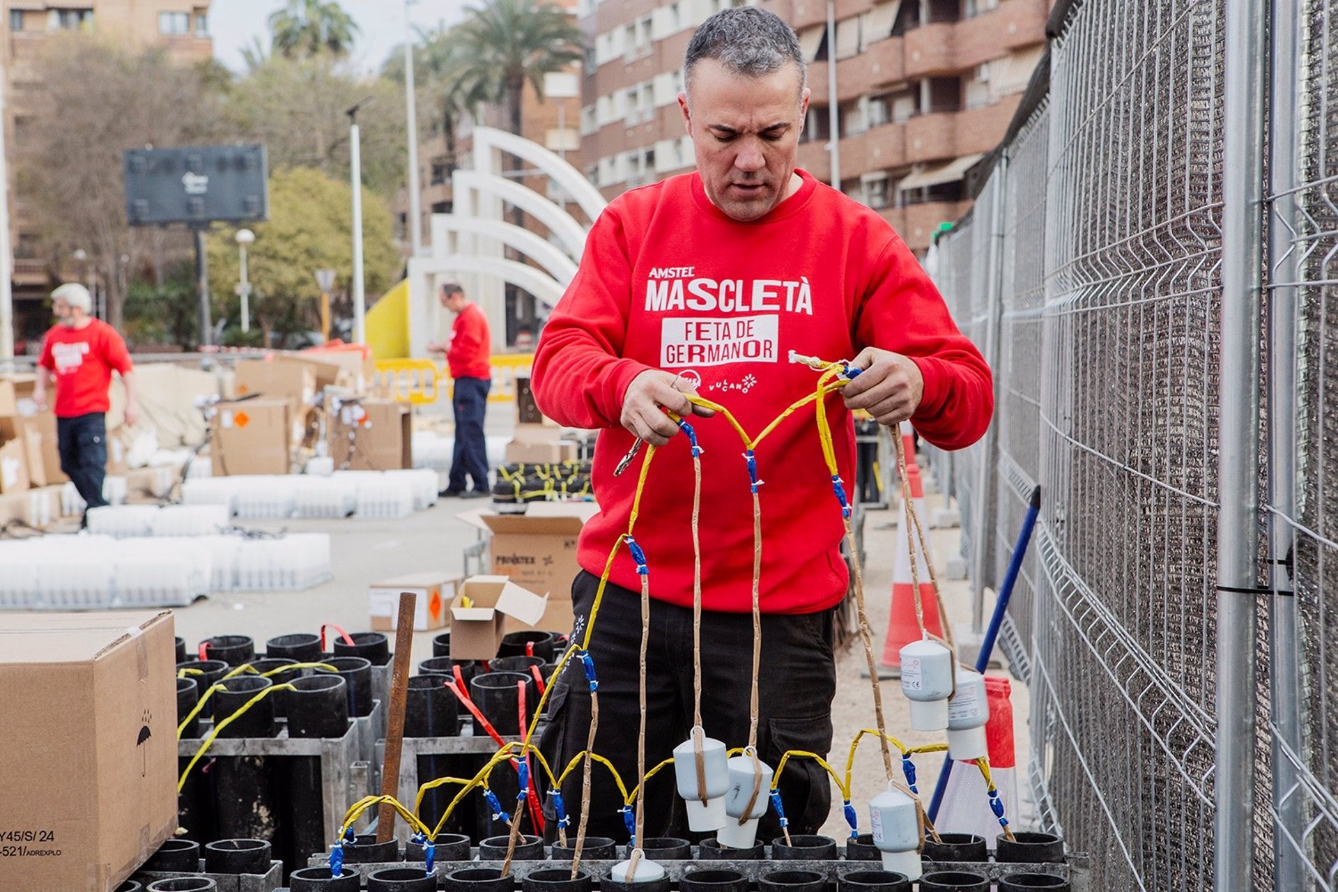 Los pirotécnicos Caballer y Vulcano ultiman la mascletà simultánea para disparar 3.600 kilos de pólvora en l’Horta Sud