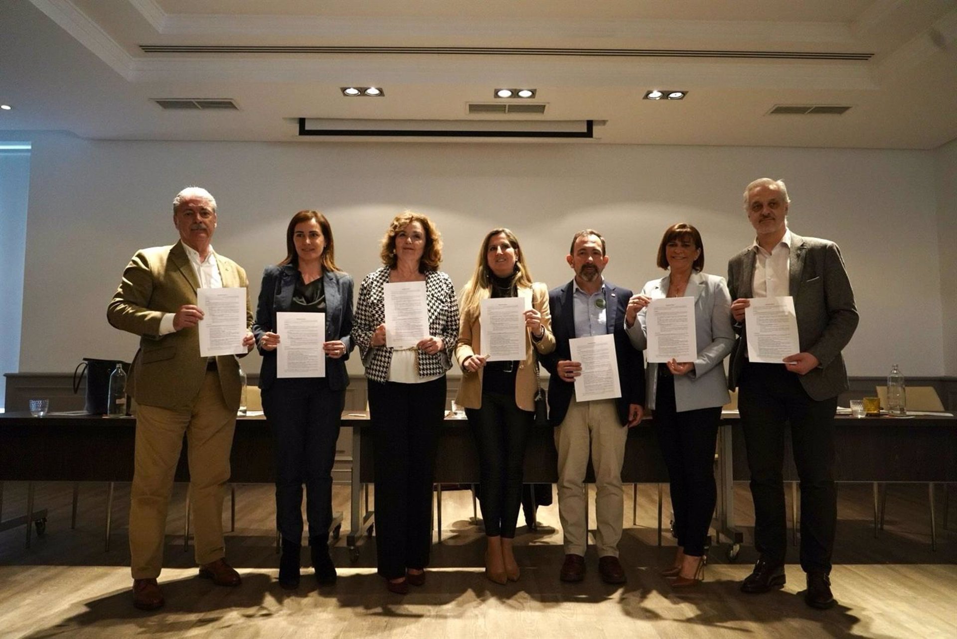 Un centenar de cargos y excargos críticos de Vox se rebelan contra Abascal: «Compatriotas enfrentando la tiranía»