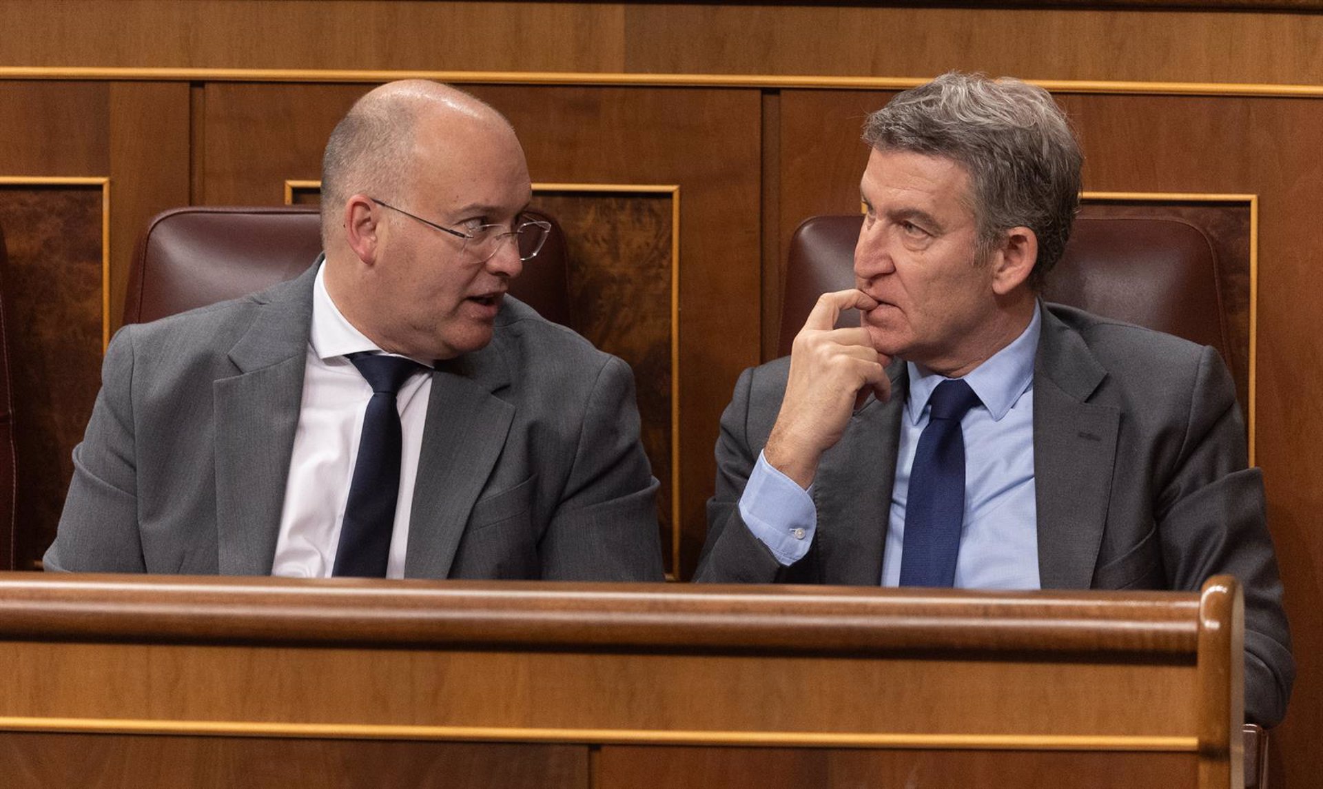 Feijóo acusa a Sánchez de usar Telefónica para «extorsionar» a los medios y el presidente le ataca por «tapar» a Mazón