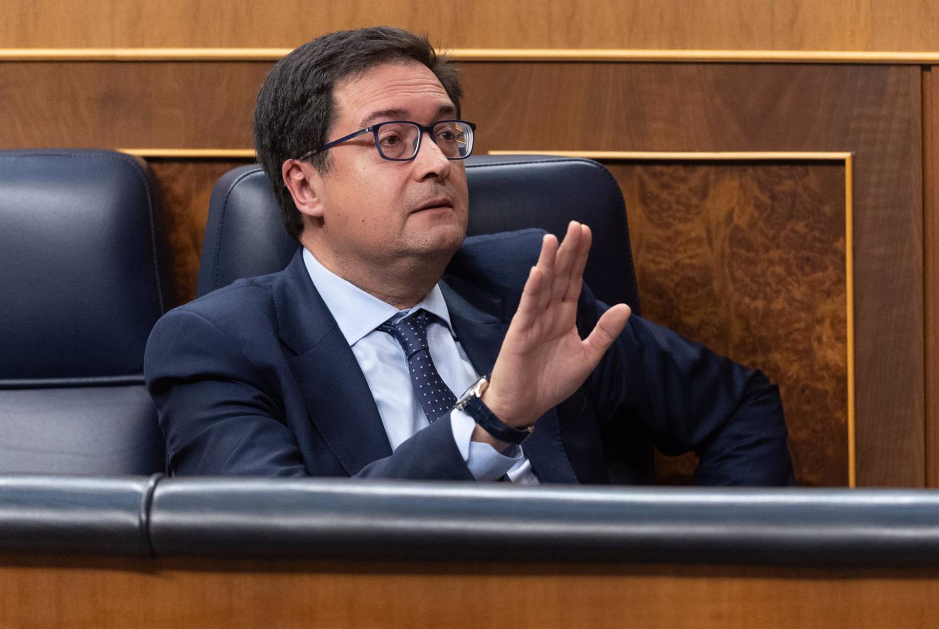 Óscar López tacha de «salvajada institucional» el veto al Gobierno el Dos de Mayo y reprocha esta «polémica absurda»