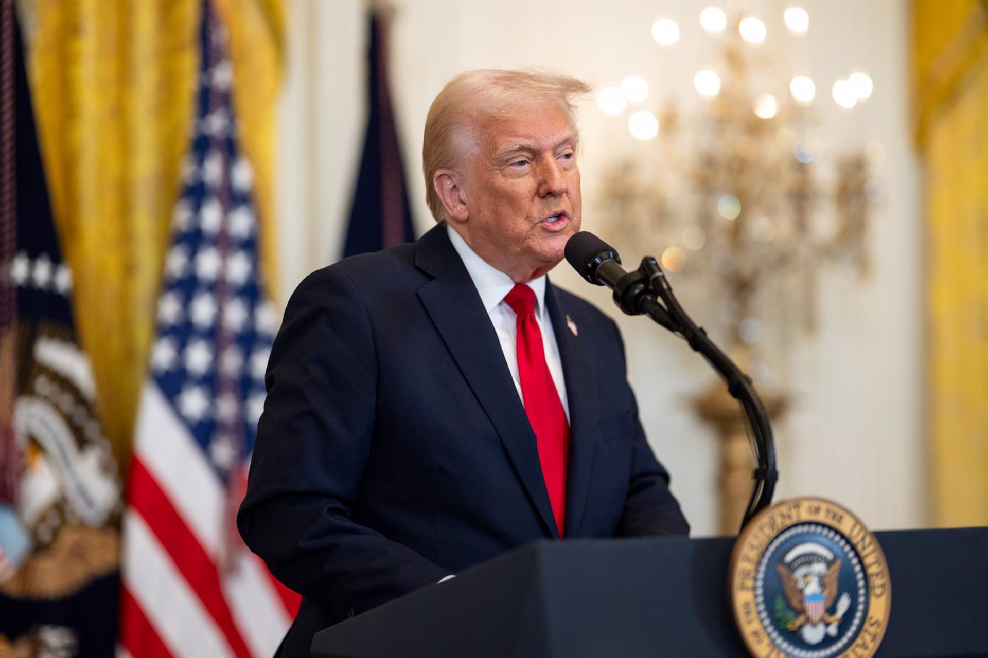 La Administración Trump pide aumentar el gasto en defensa en su primer contacto con el Gobierno