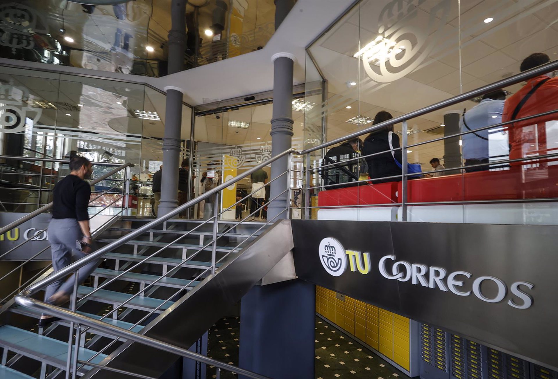 Podemos pide acabar con la cita forzosa y que en Correos se ayude a quienes tengan dificultades para usar Internet