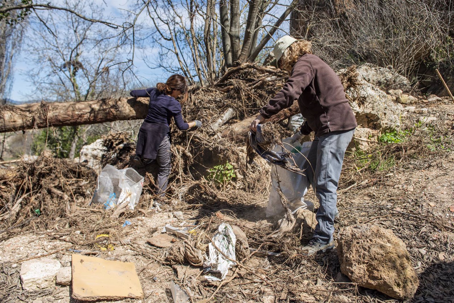Decenas de personas participan en la joranda de limpieza del arroyo de Letur para recuperar espacio tras la dana