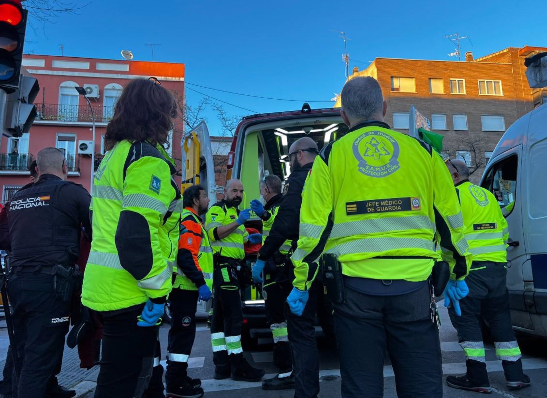 En estado grave un joven de 27 años en Puente de Vallecas con heridas por arma blanca en el cuello