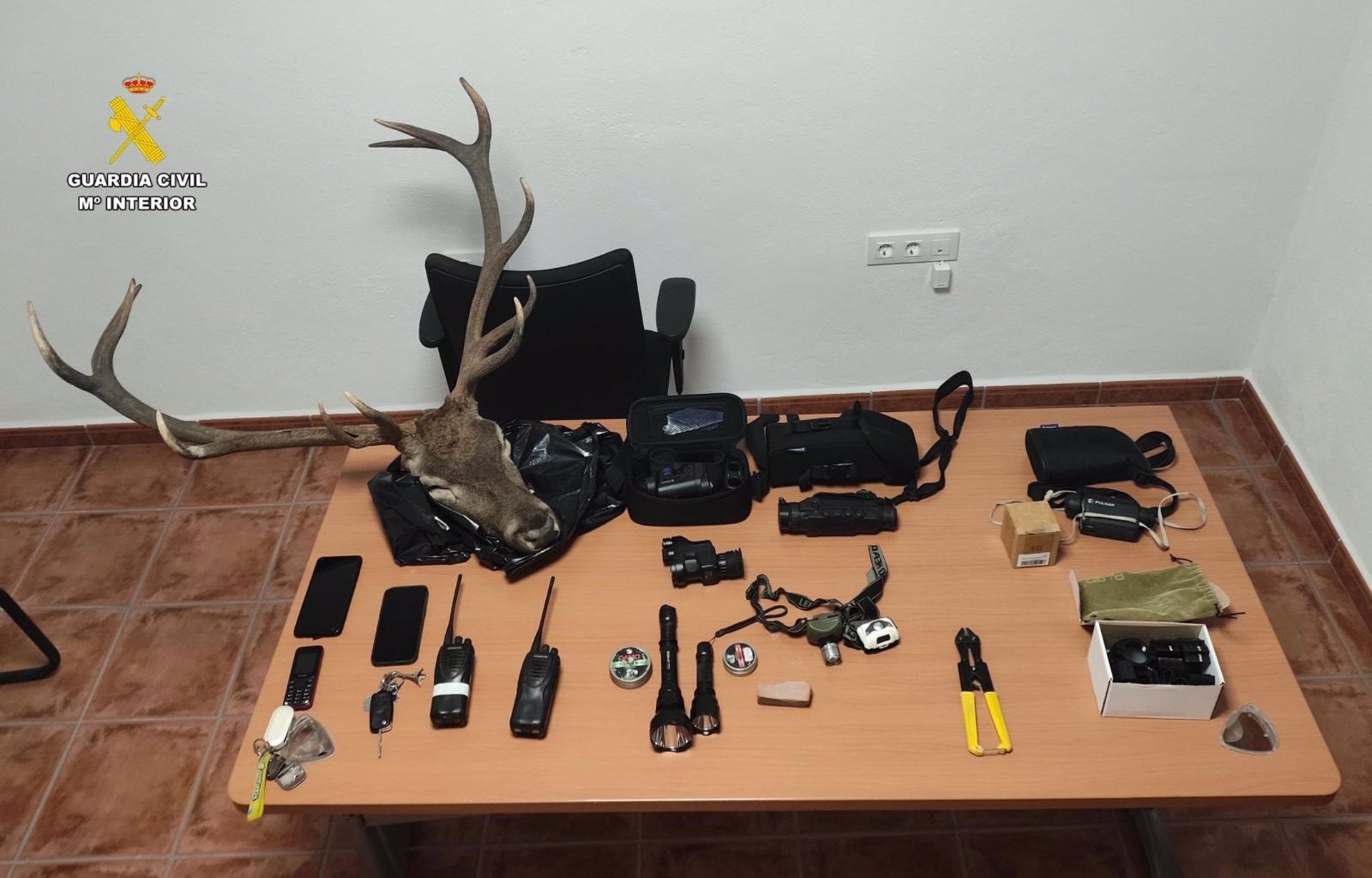 Investigados dos jóvenes cazadores furtivos por abatir y decapitar a un ciervo en la Sierra Norte