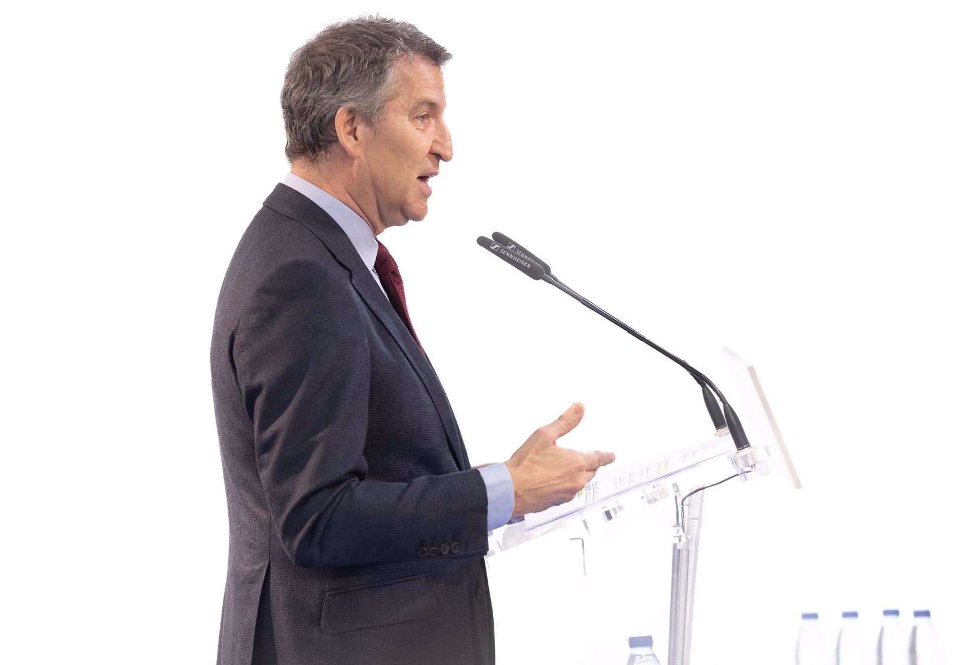 Feijóo, a Sánchez: «Hay bastantes más chiringuitos en el Gobierno que en el ámbito de la educación superior»