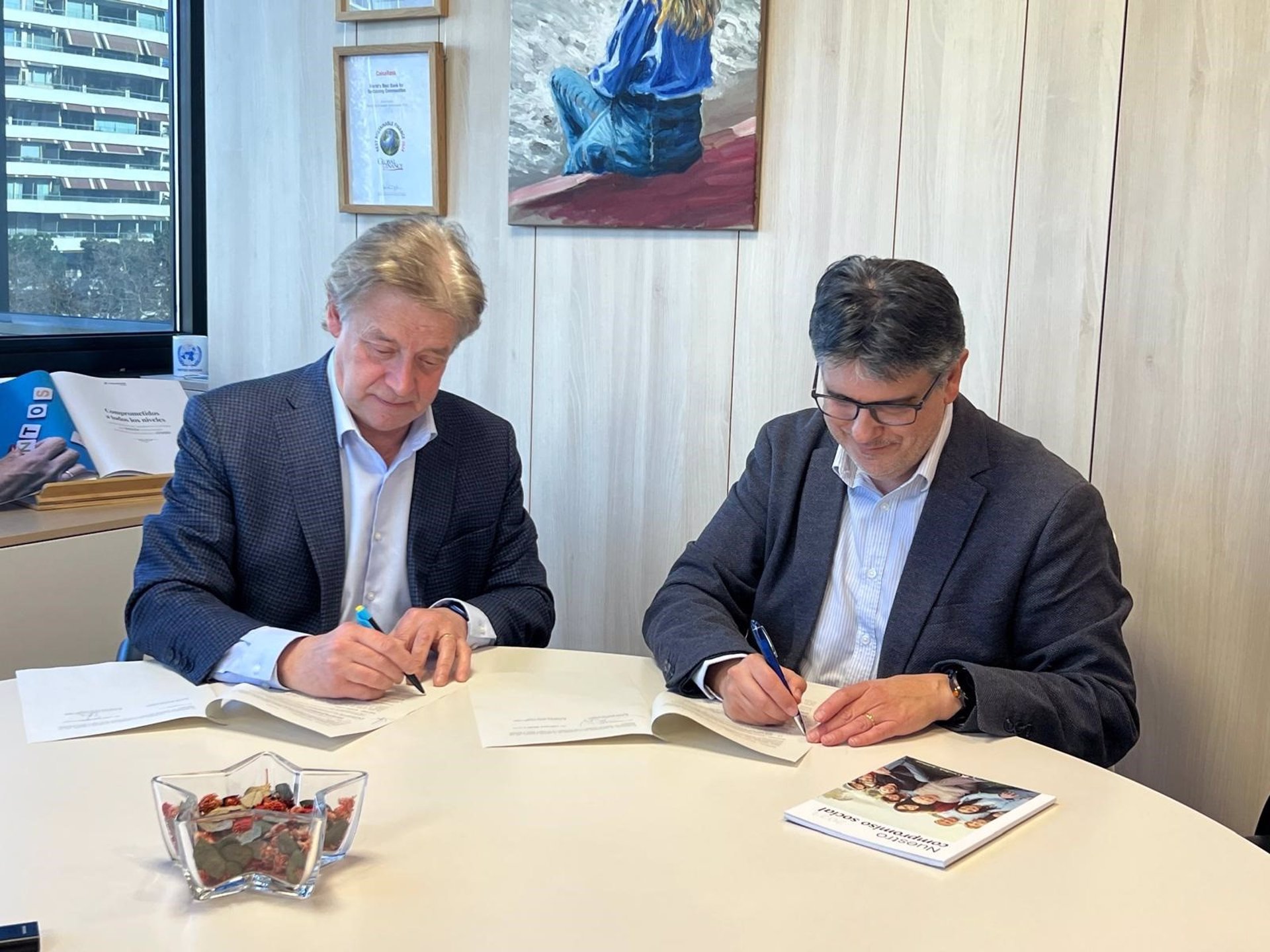 La Fundación La Caixa y Gaes renuevan el acuerdo para subvencionar audífonos