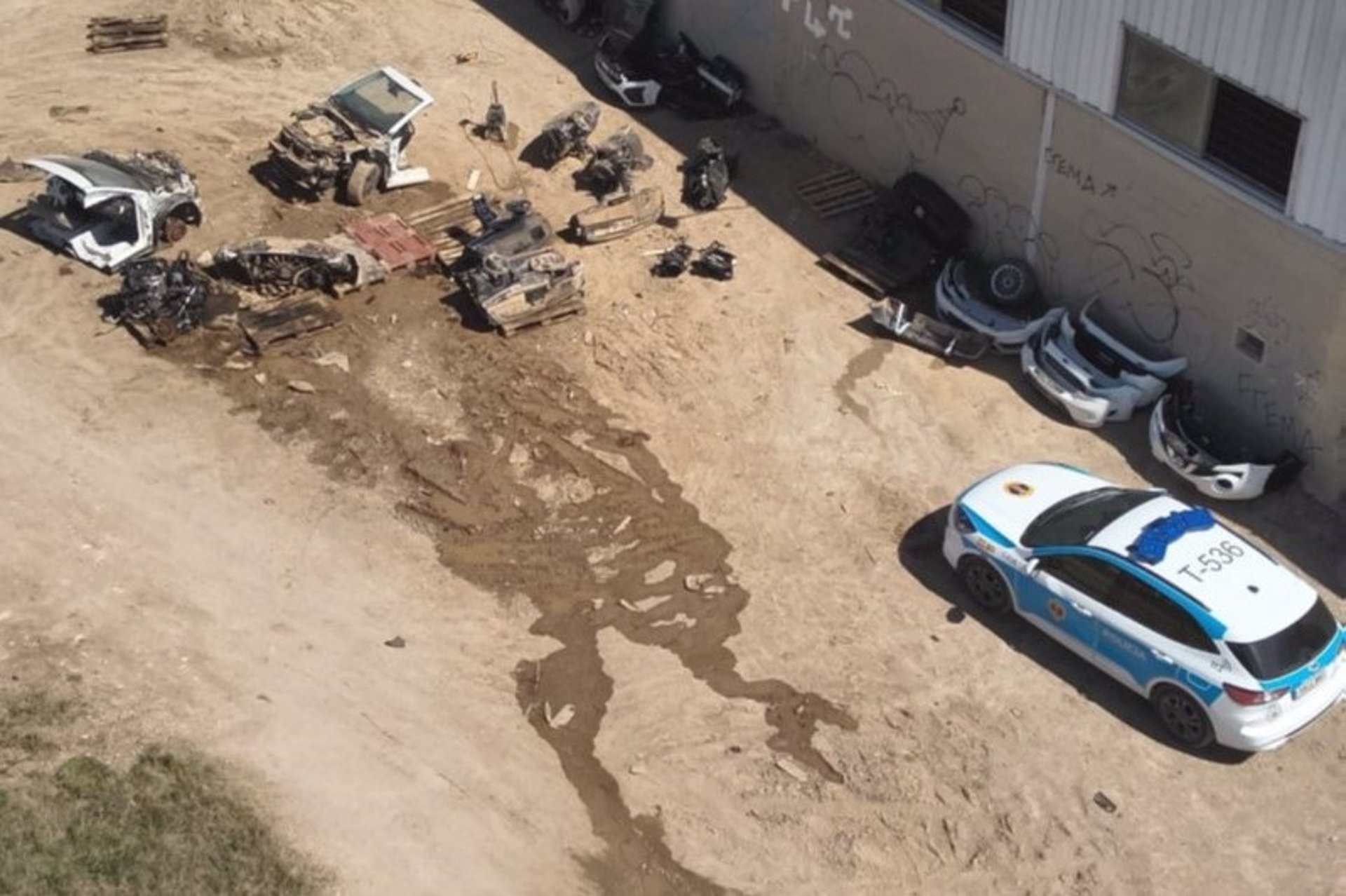 Detectan un desguace ilegal que almacenaba hasta 300 vehículos afectados por la dana