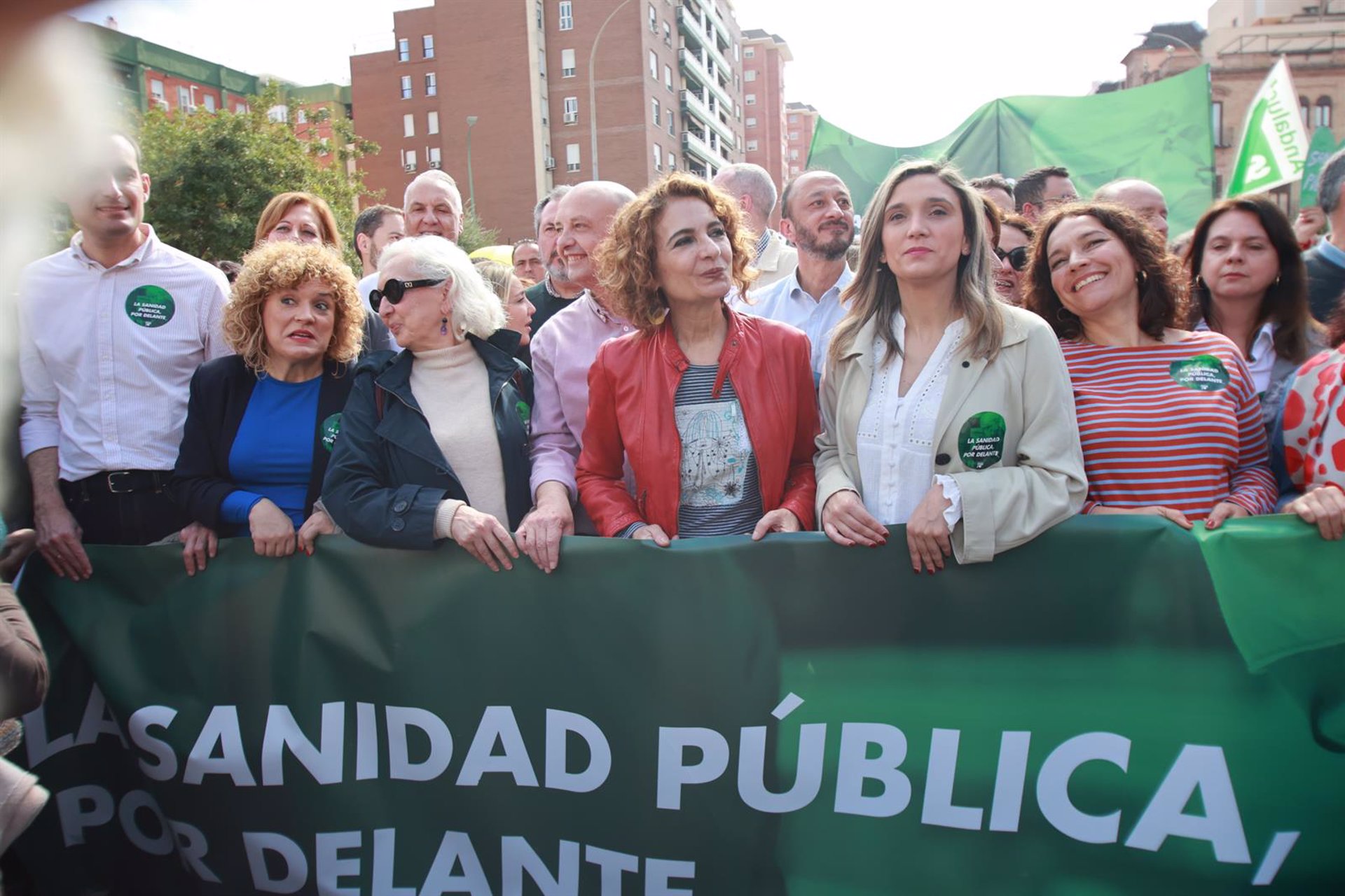 Montero se manifiesta en Sevilla y promete «volver a poner la sanidad en lo más alto» cuando el PSOE-A recupere la Junta