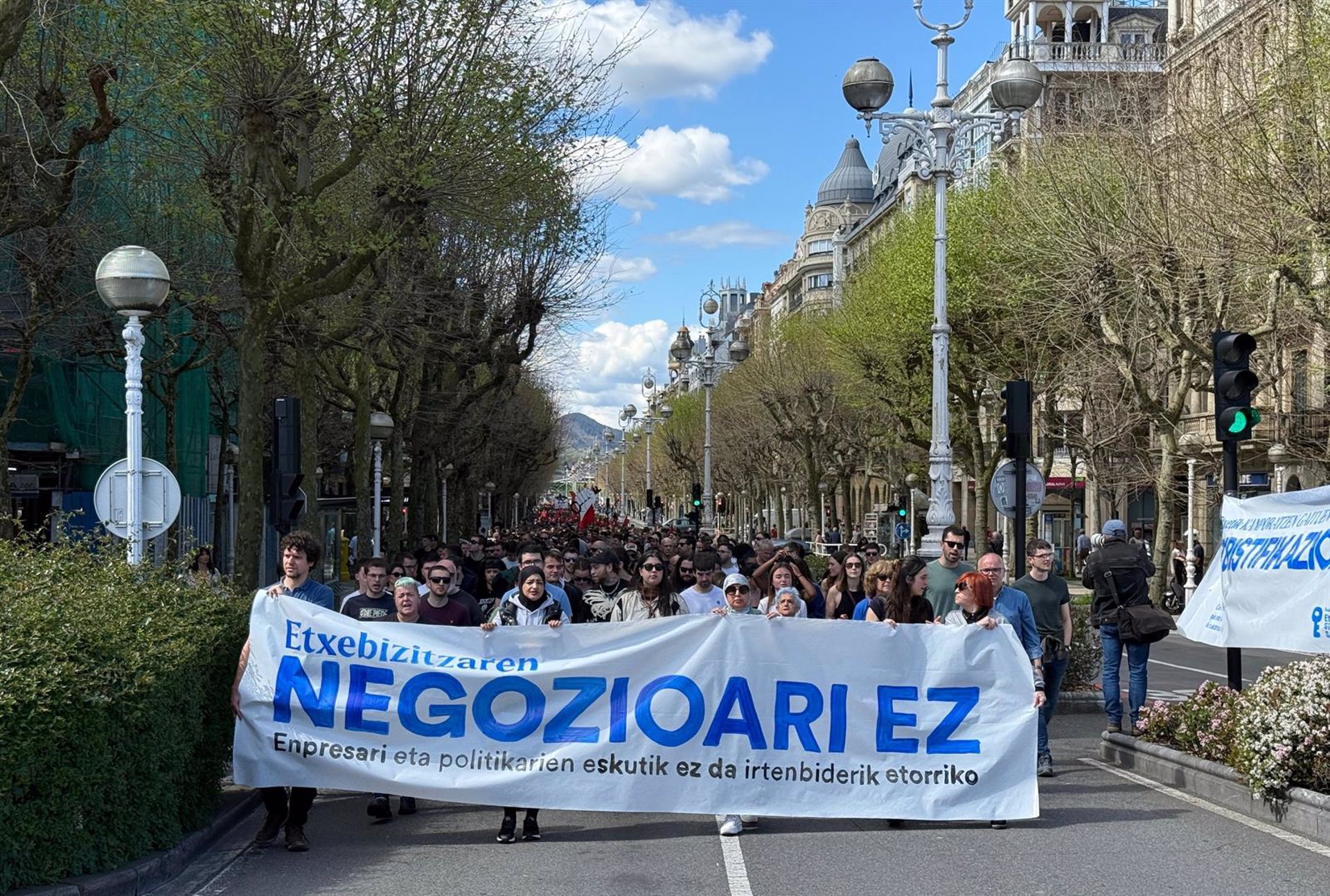 Miles de personas se manifiestan en San Sebastián contra «el negocio inmobiliario» y por el derecho universal a vivienda