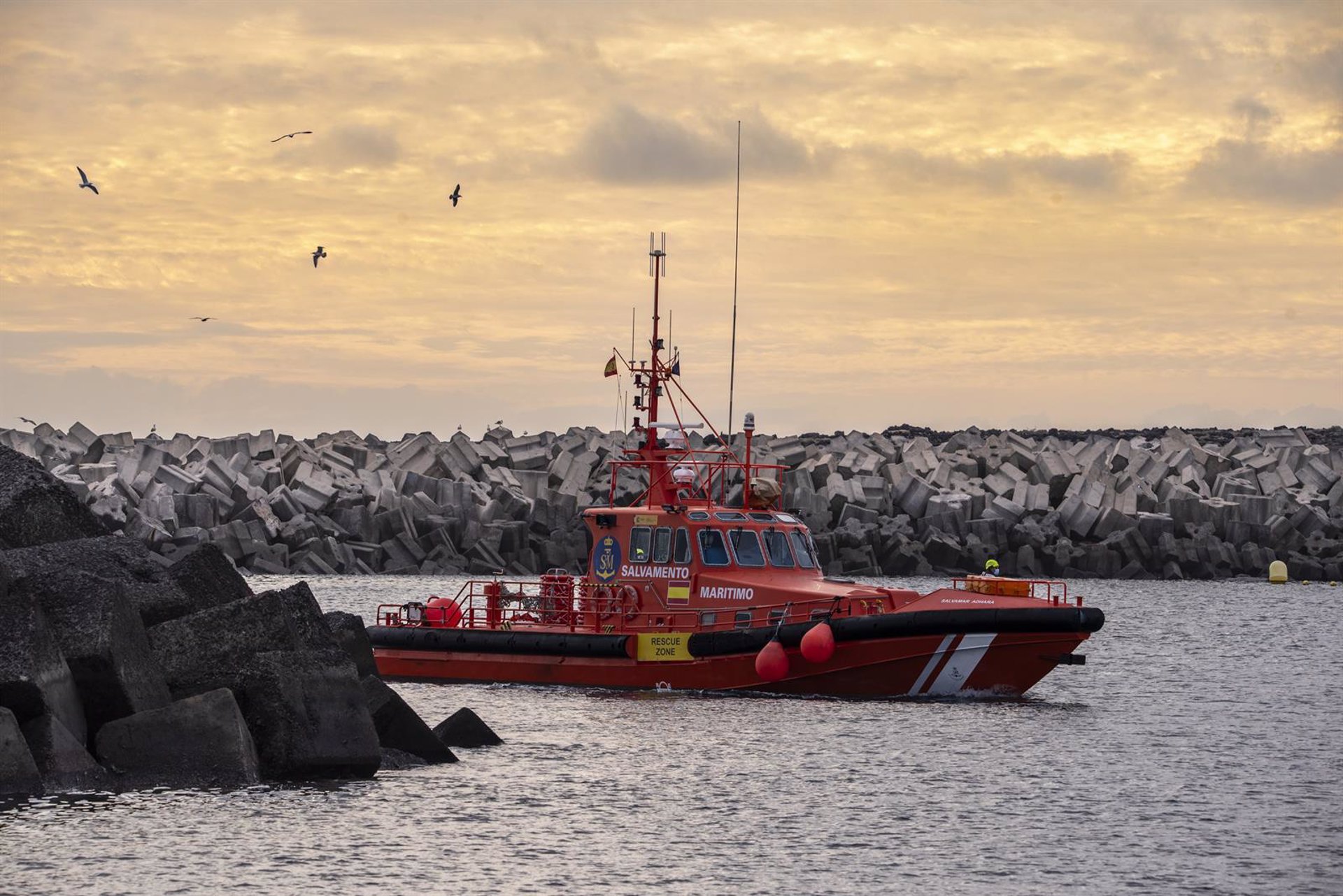 Llegan dos nuevos cayucos a Canarias en las últimas horas con 27 migrantes
