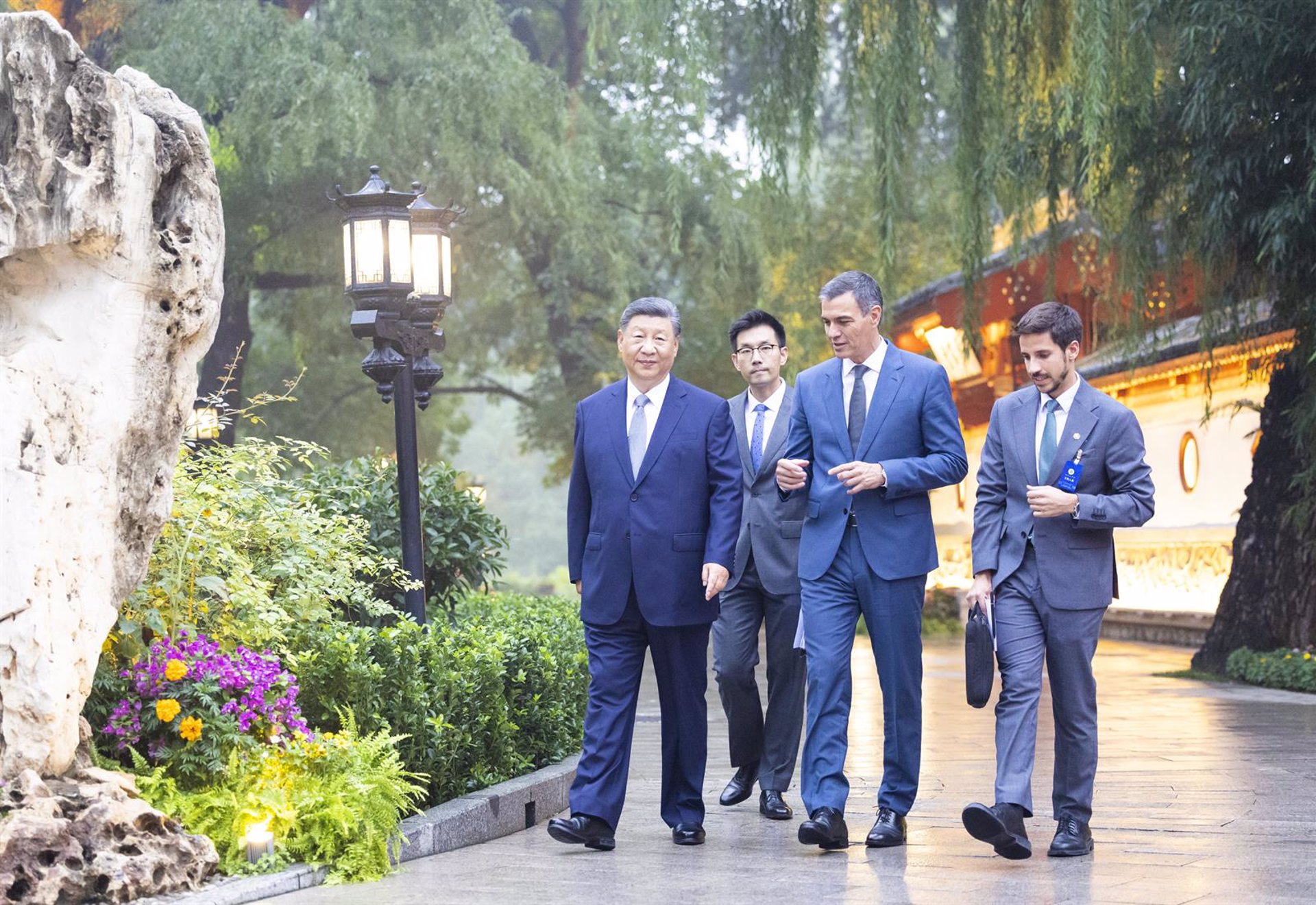 Sánchez busca aumentar las ventas de España a China en plena guerra arancelaria con Estados Unidos