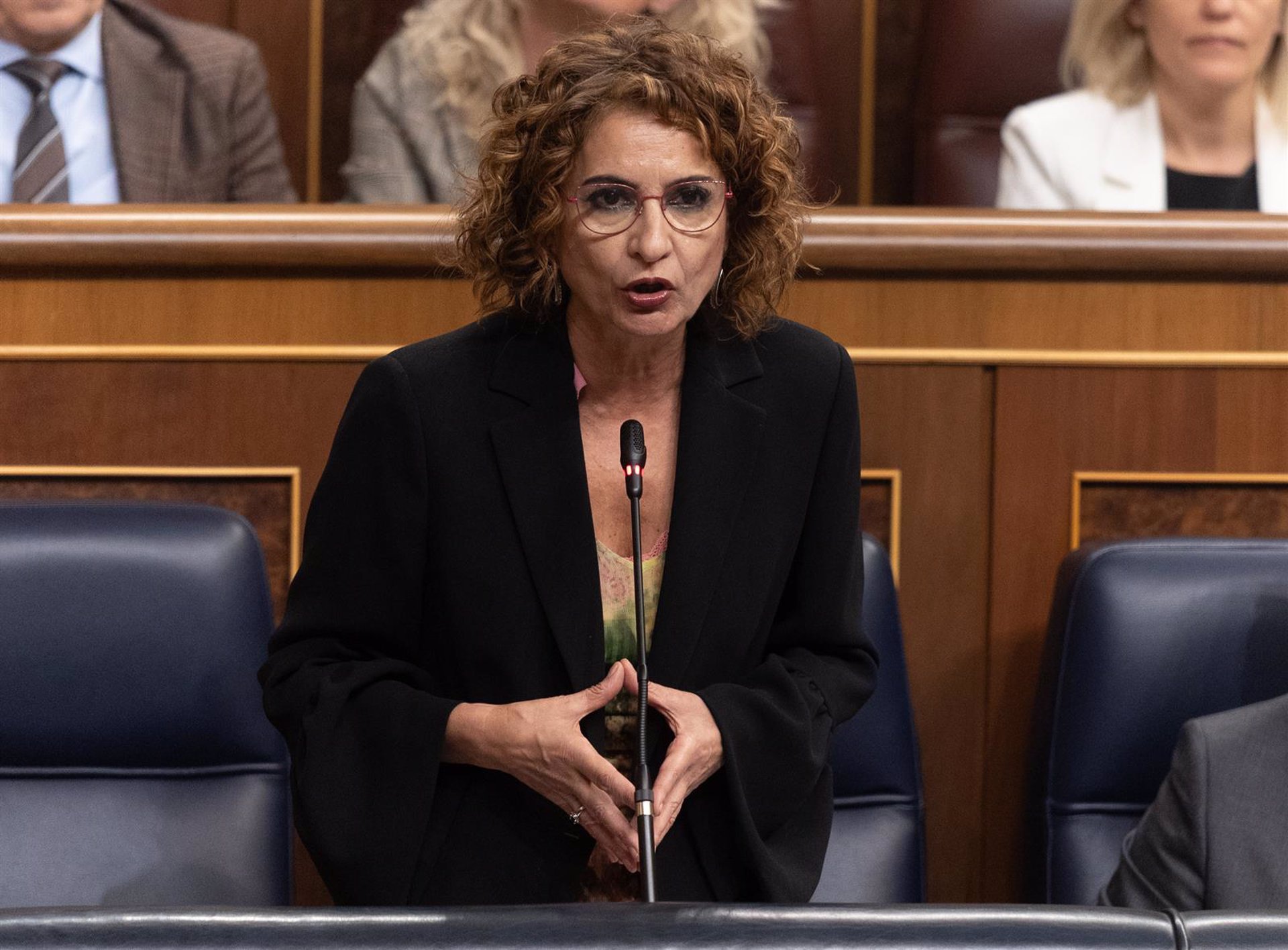 Montero niega un acuerdo arancelario que «beneficie» a Junts o Cataluña y acusa al PP de buscar excusas para desmarcarse