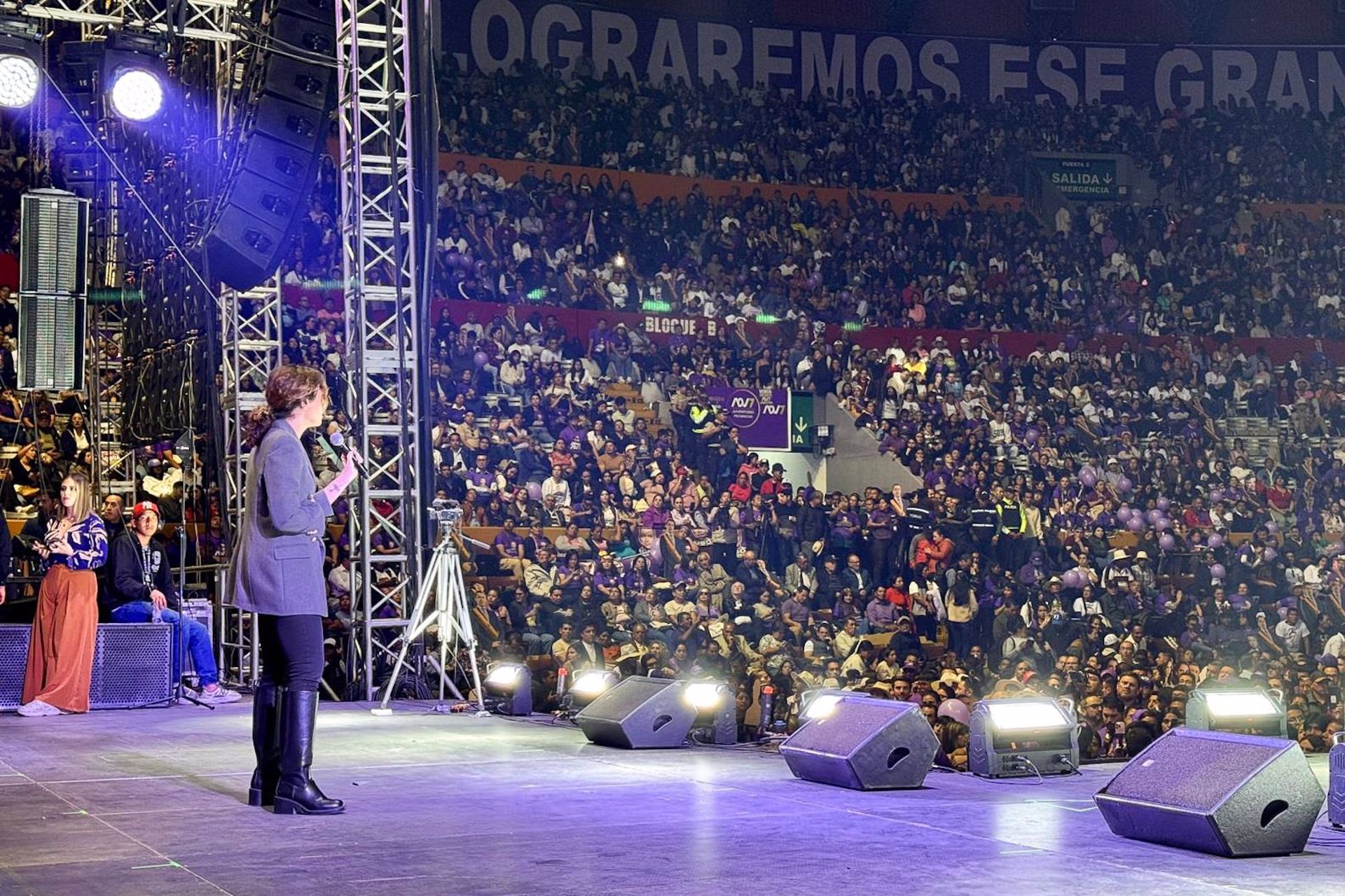 Ayuso pide a los ecuatorianos no «retroceder ahora» en un acto de apoyo a Noboa: «Decimos no a la dictadura y opresión»