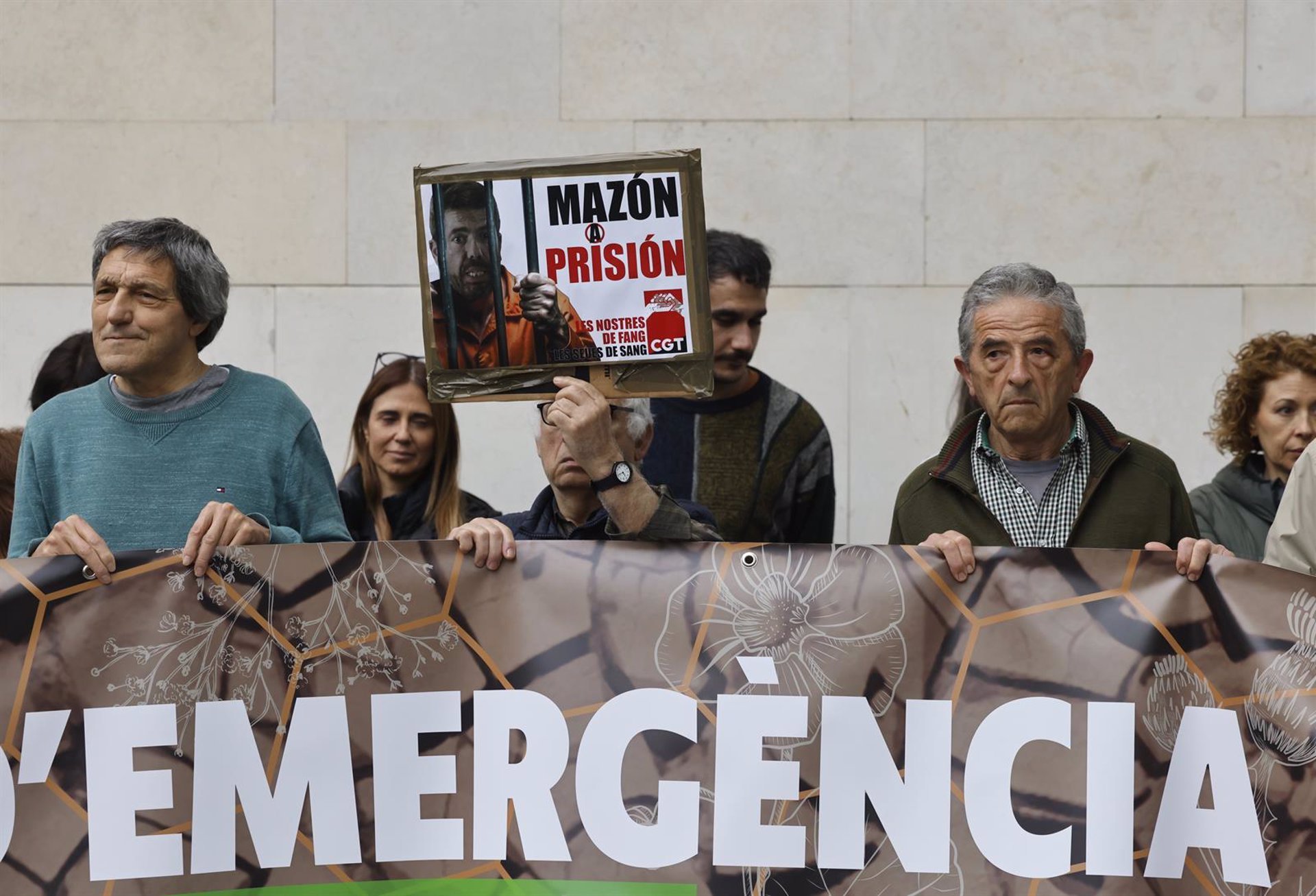 Pradas llega a declarar a los juzgados por la dana entre gritos de ‘Asesinos’