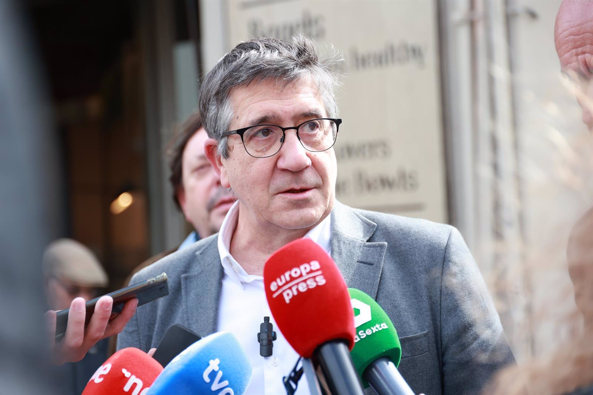 El PSOE tacha a Feijóo de «antipatriota» y se declara «harto» de sus «excusas» para no apoyar el decreto arancelario