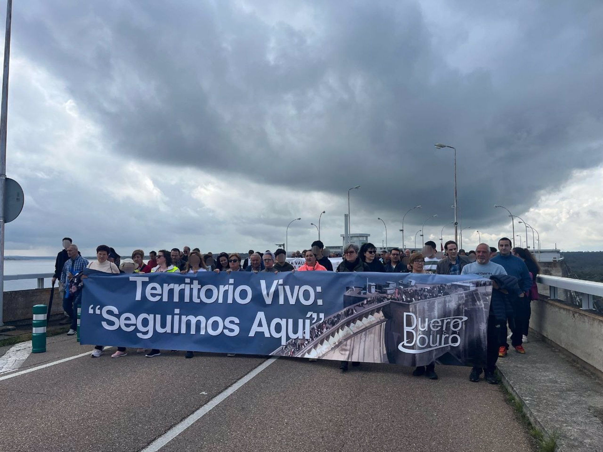 Miles de personas protestan contra la «privatización» de los espacios públicos en la presa de La Almendra, en Zamora