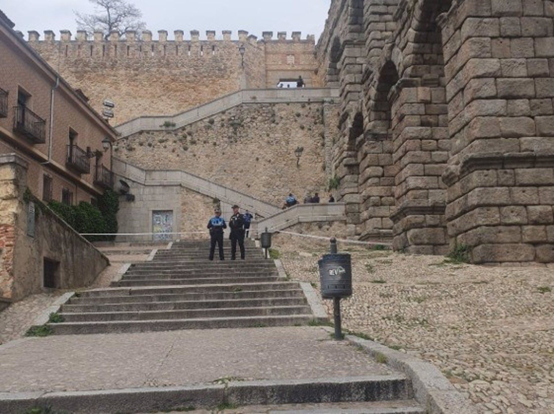 Fallece un hombre en Segovia tras precipitarse desde el mirador del Acueducto