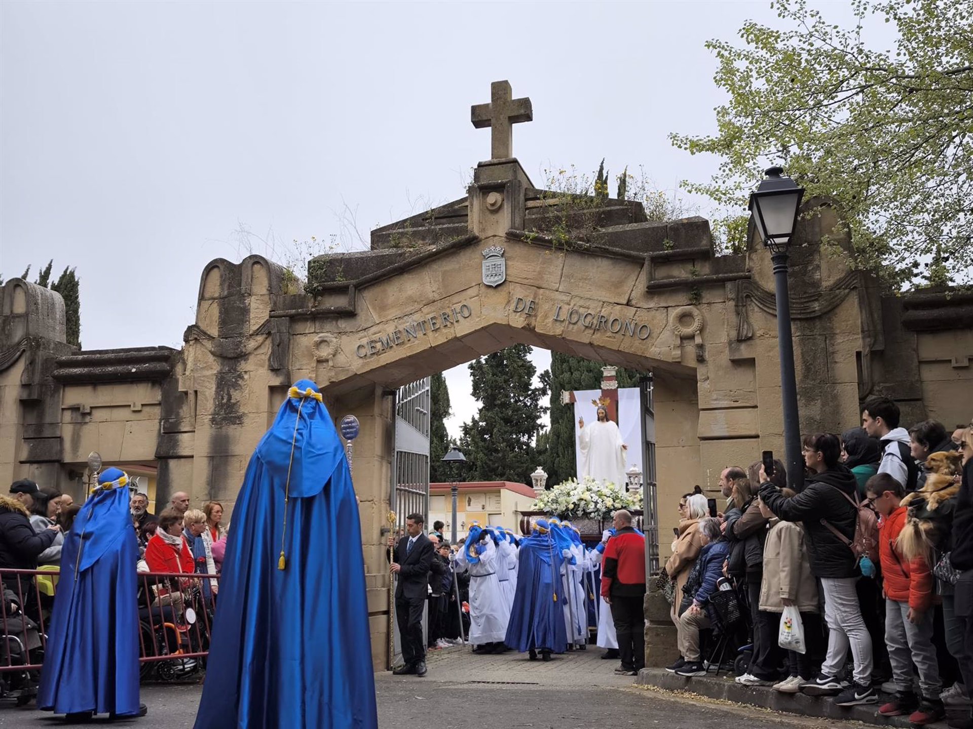 La procesión del Santo Cristo Resucitado, bajo una fina lluvia, culmina la Semana Santa logroñesa