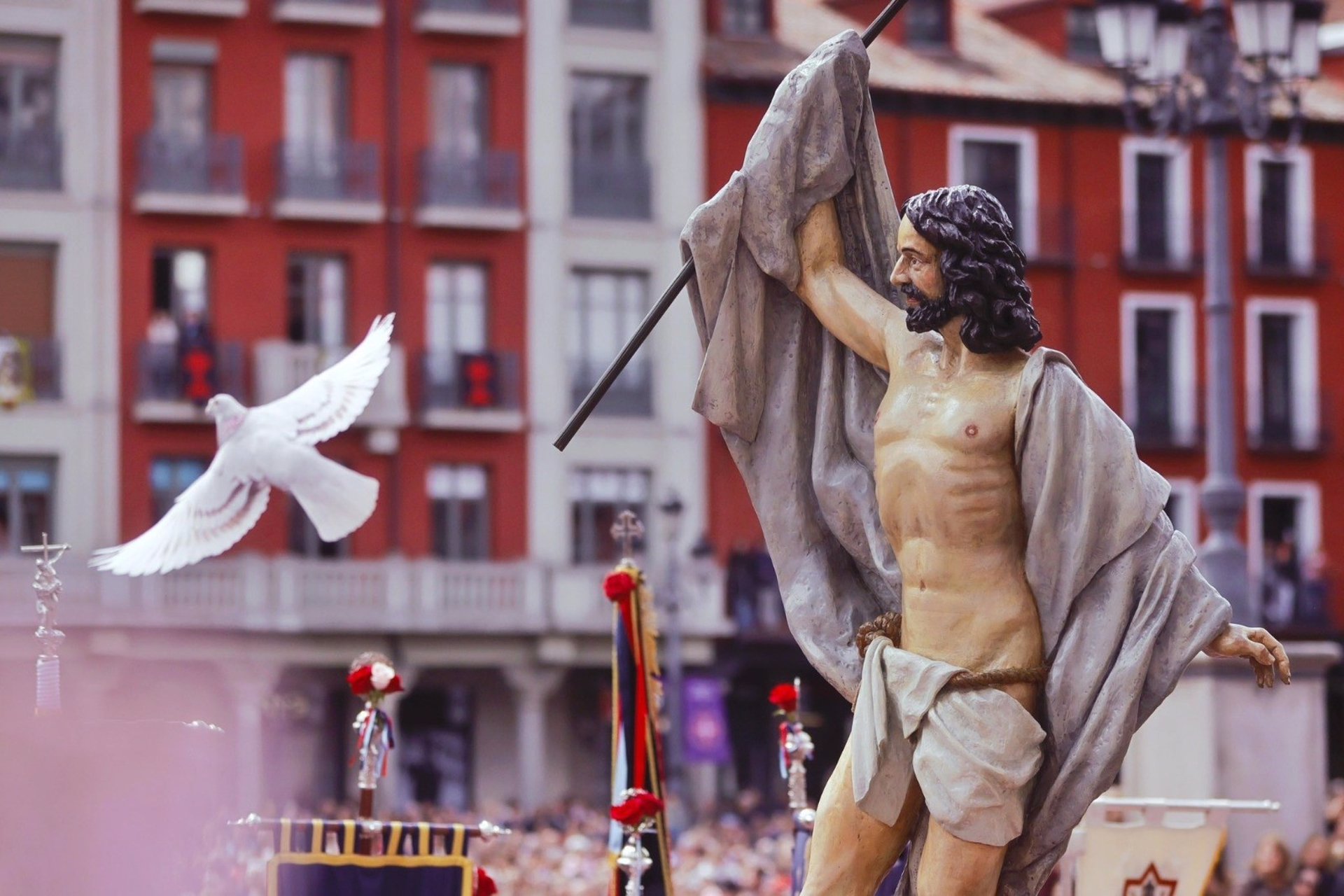Miles de personas «viven con esperanza» el Encuentro entre Jesús Resucitado y su Madre en la Plaza Mayor de Valladolid